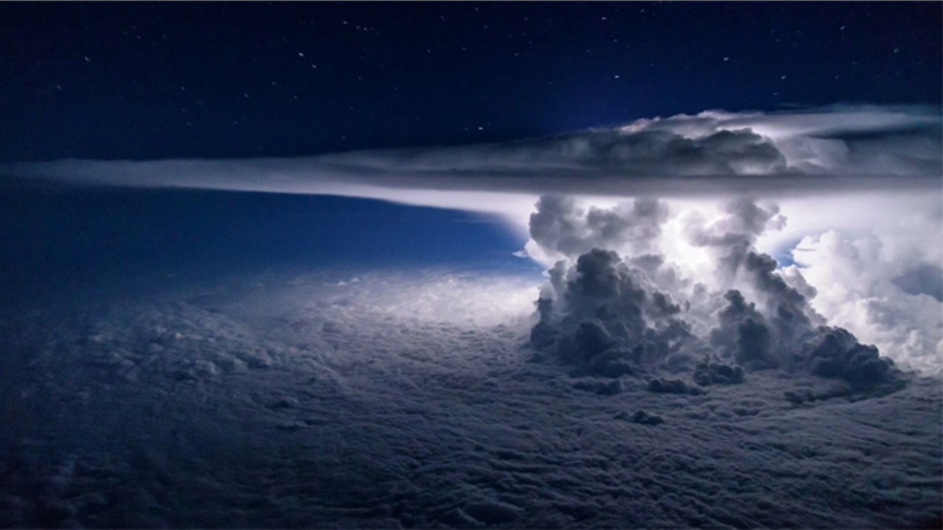 A thunderstorm over the Pacific Ocean south of Panama. (Photo: Santiago Borja, used with permission)