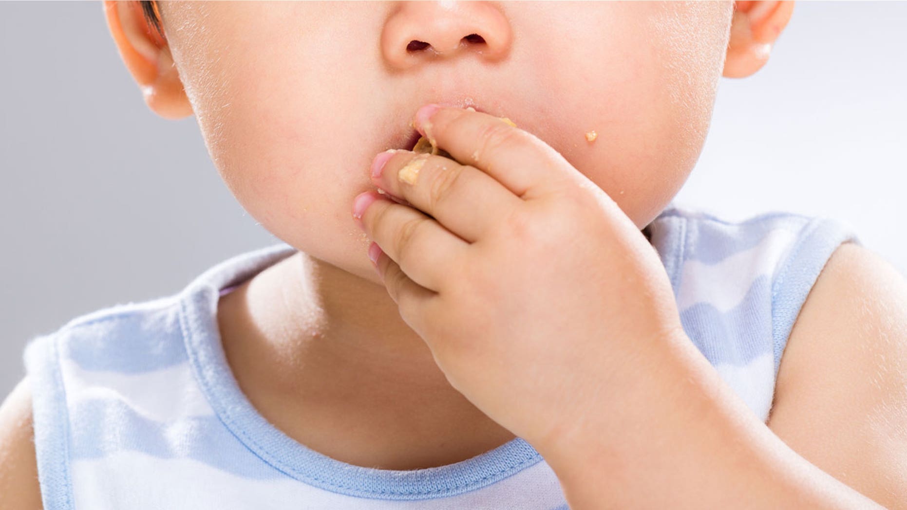 A toddler in China has become an online sensation thanks to her healthy appetite.