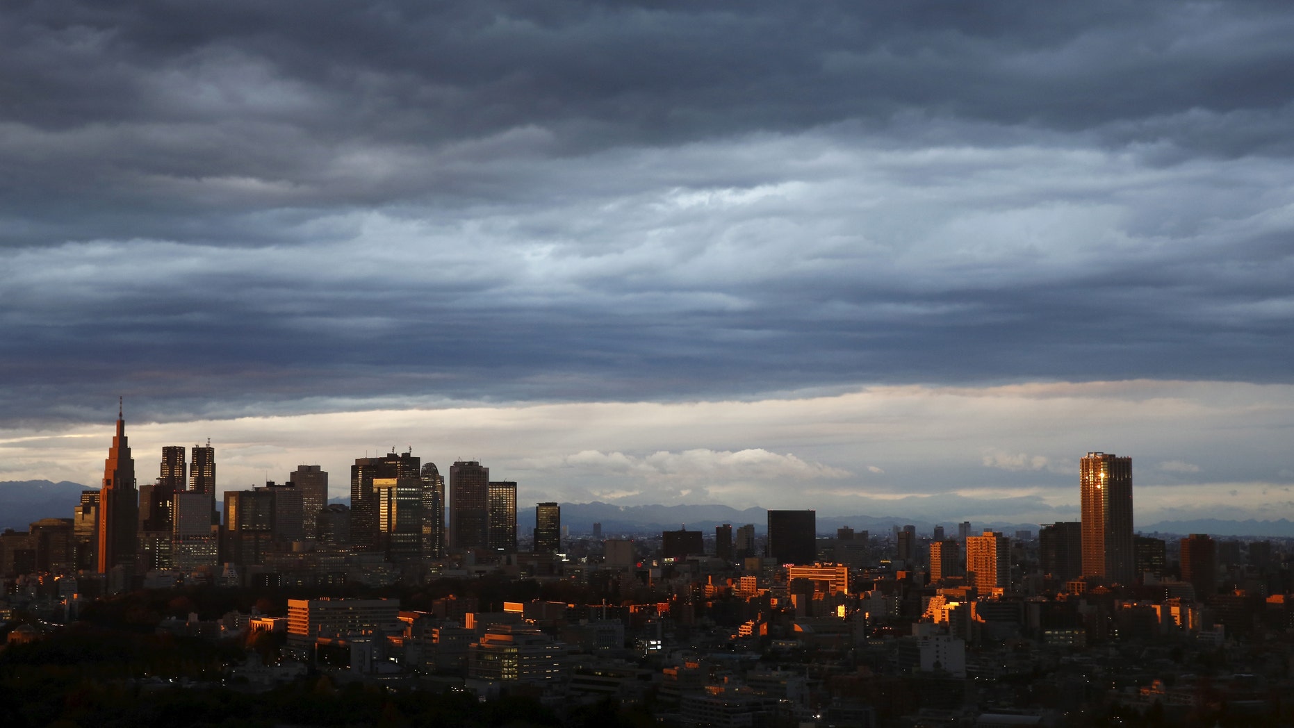 The evening sun washes over the skyline of Tokyo on a warm winter day, December 11, 2015. (REUTERS/Thomas Peter)
