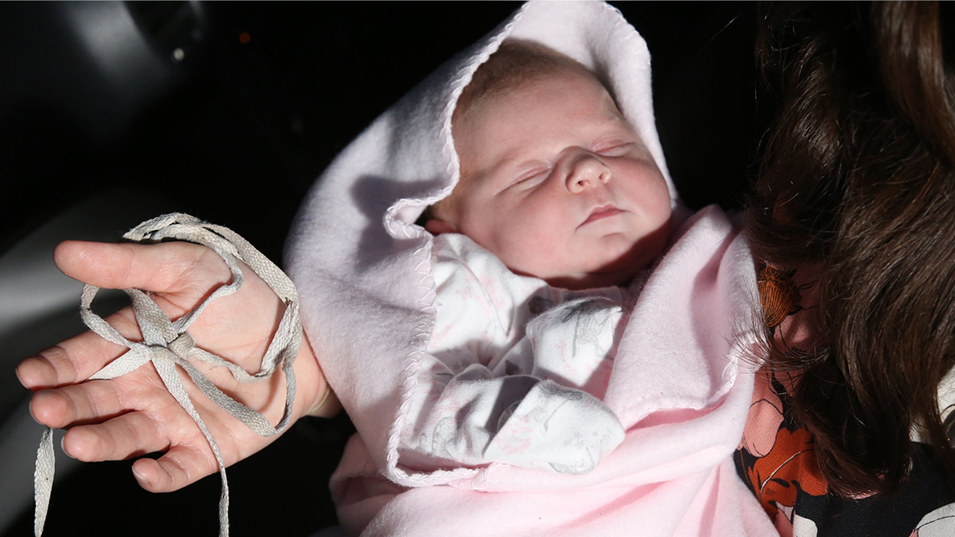 A heroic dad delivers his newborn daughter Perrie on the side of the road before cutting the umbilical cord with a shoelace.
