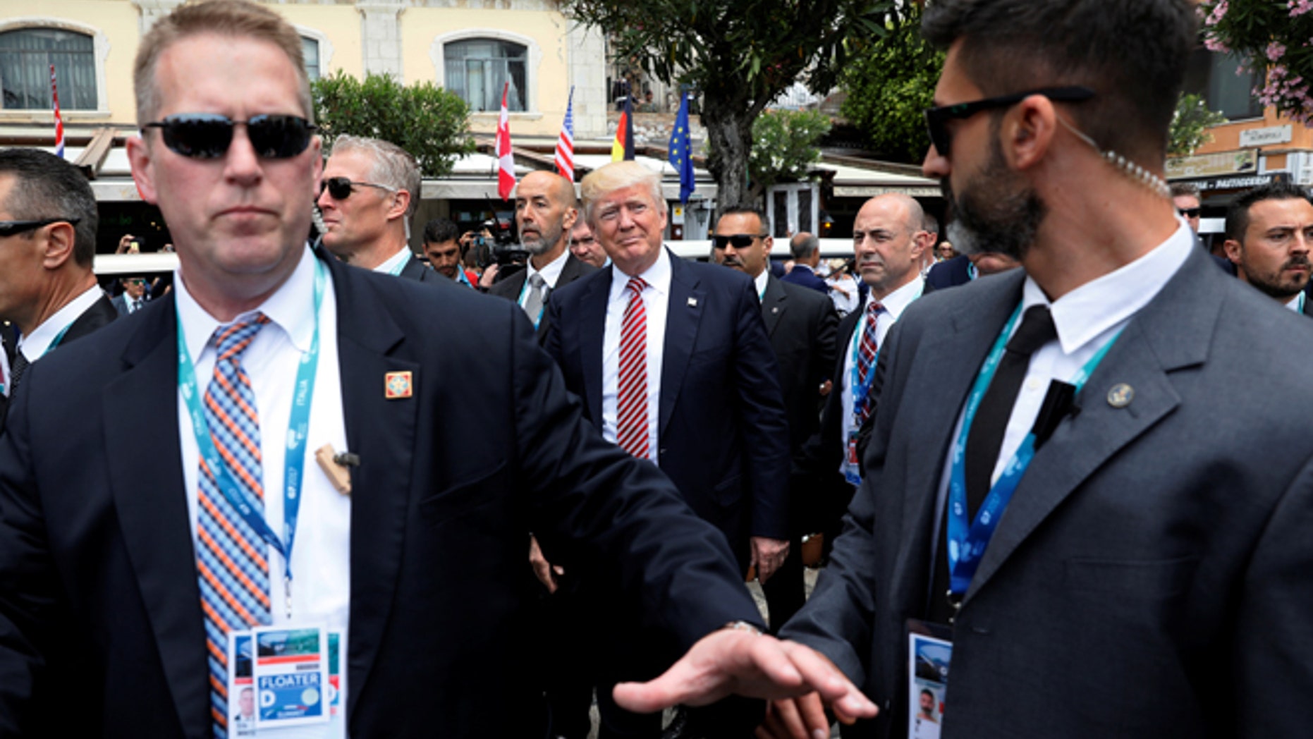 U.S. President Donald Trump is surrounded by Secret Service for an event with fellow G7 leaders during their summit in Taormina, Sicily, Italy, May 26, 2017. REUTERS/Jonathan Ernst - RTX37R3H