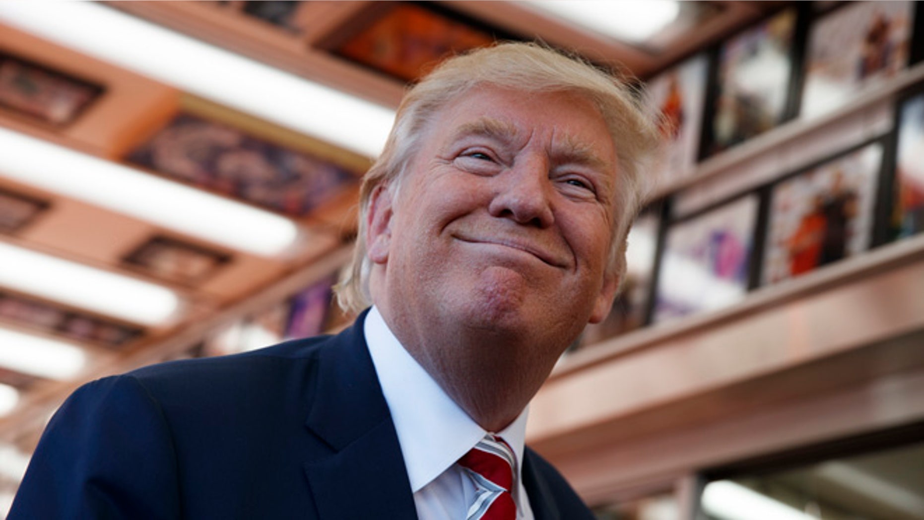 El candidato presidencial republicano Donald Trump sontÃe mientras escucha a reporteros el jueves 22 de septiembre de 2016, en Filadelfia. (AP Foto/ Evan Vucci)