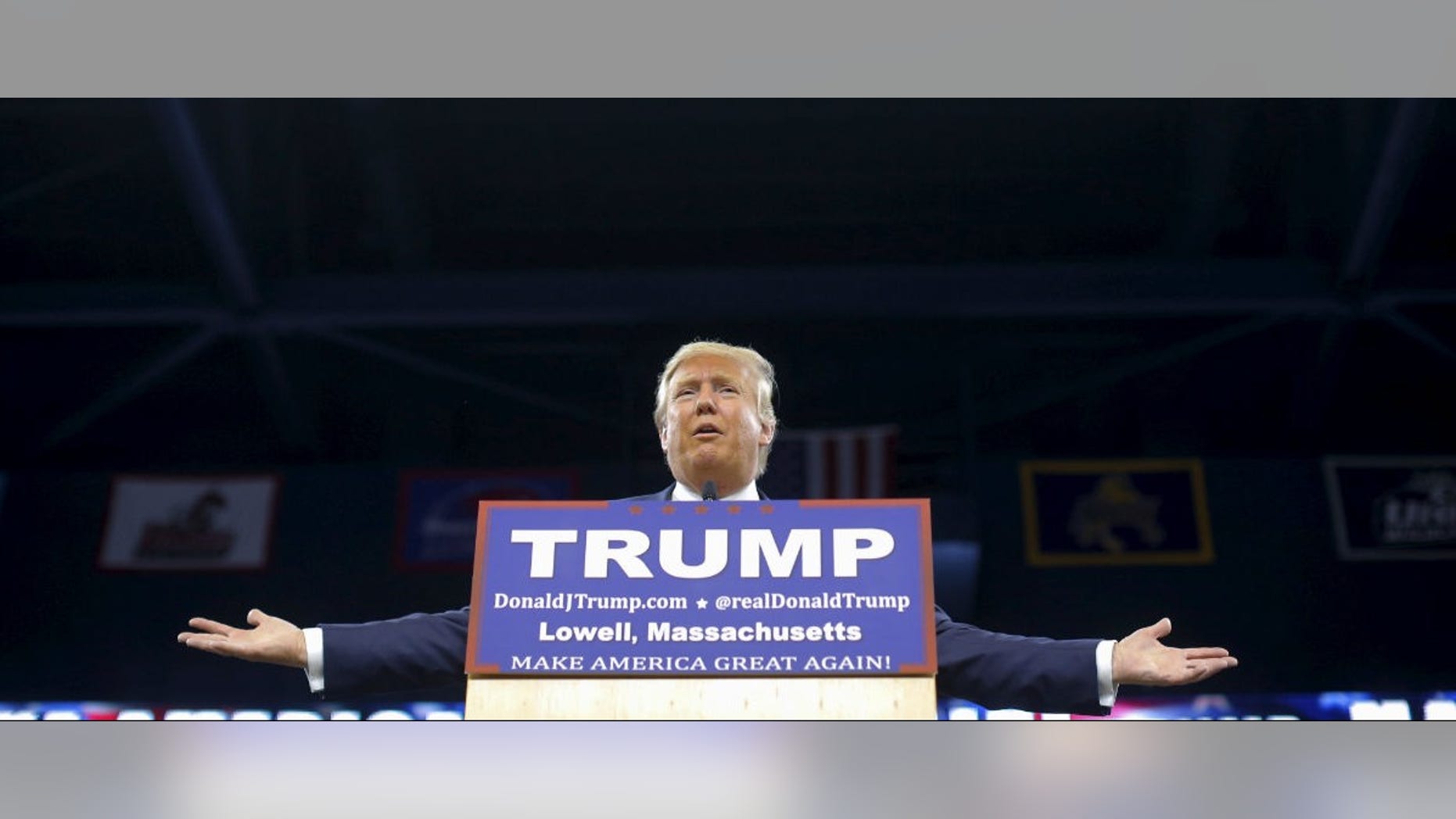 U.S. Republican presidential candidate Donald Trump speaks at a campaign rally in Lowell, Massachusetts January 4, 2016. REUTERS/Brian Snyder