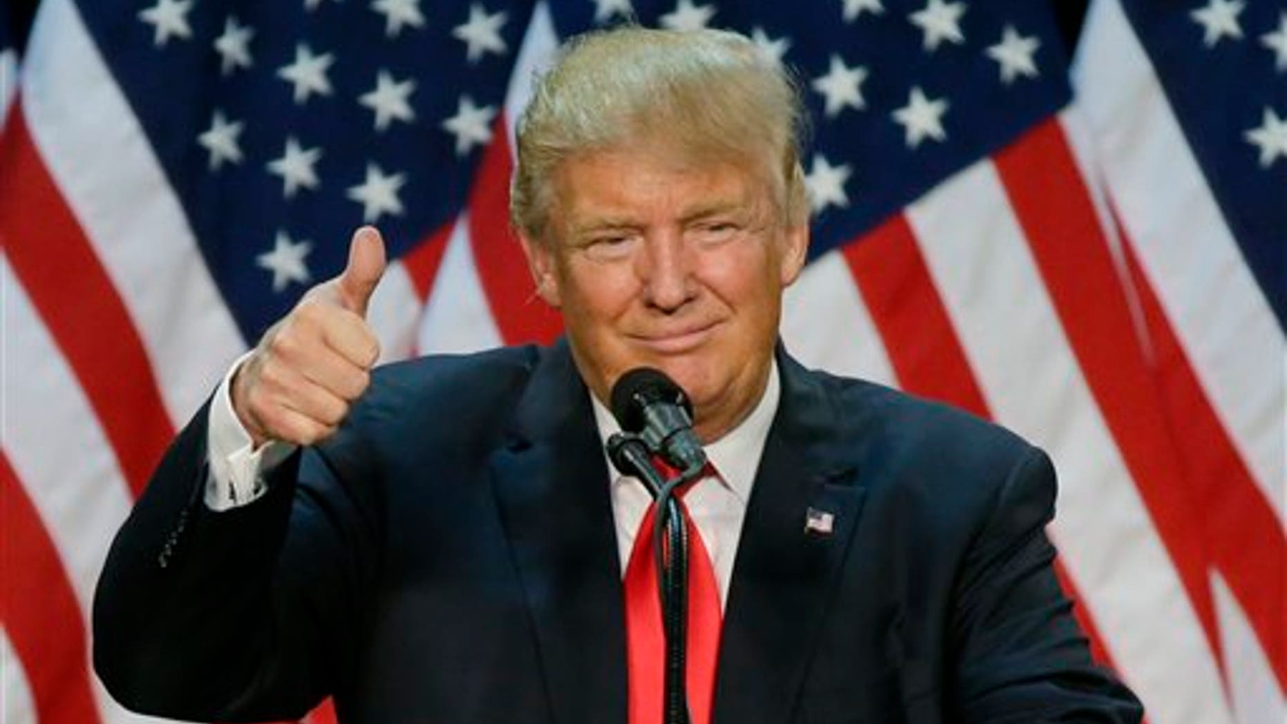 ARCHIVO- En imagen de archivo del viernes 6 de mayo de 2016, el precandidato republicano a la presidencia Donald Trump habla durante un acto de campaña en Eugene, Oregon. Trump ganó las elecciones primarias en Oregon, con lo que se acerca a 76 delegados de asegurar la nominación del partido. (AP Photo/Ted S. Warren, File)