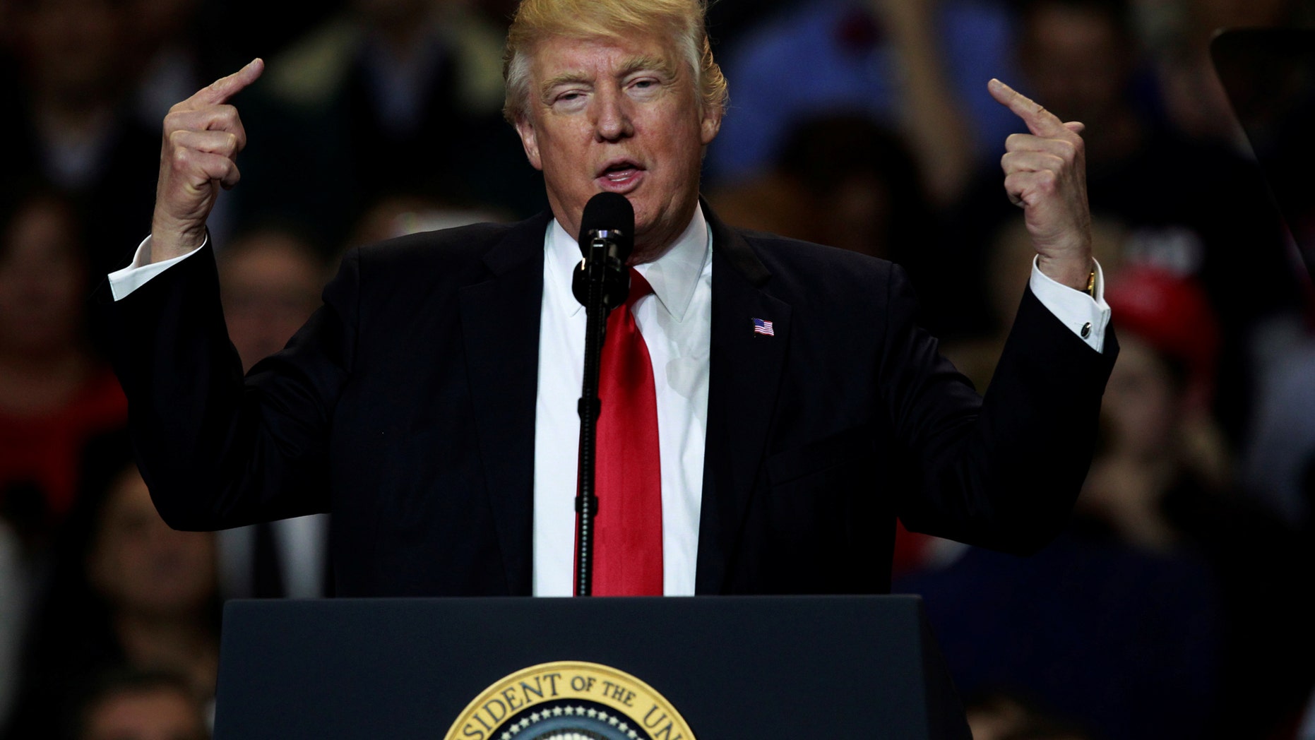 U.S. President Donald Trump addresses the crowd during a campaign stop in Louisville, Kentucky, March 20, 2017. (REUTERS/John Sommers II)