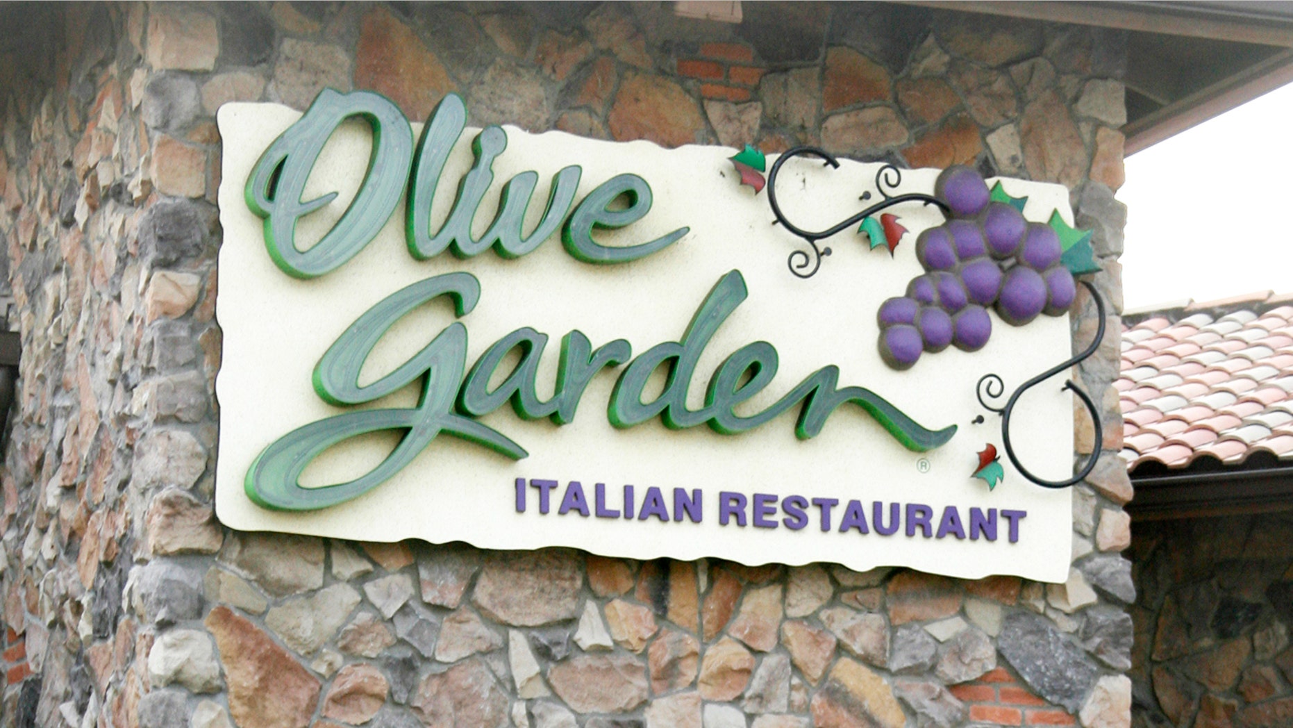 Customers are shown outside an Olive Garden restaurant in Burbank,California December 15, 2006. More than 250 people have reported becoming sick after eating at an Olive Garden restaurant in Indianapolis, Indiana, a county health official said on Friday, a day after an outbreak of E.coli at Taco Bell restaurants was declared over. REUTERS/Fred Prouser (UNITED STATES) - RTR1KGGQ