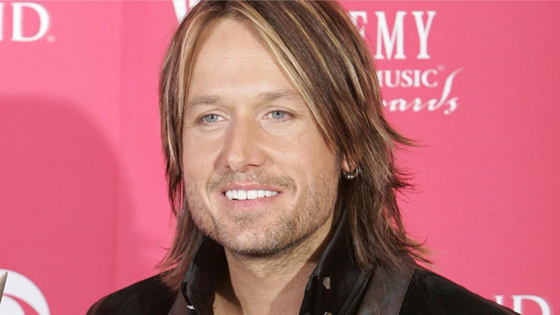 Australia's Keith Urban holds his award for top male vocalist at the 41st Academy of Country Music Awards, Tuesday, May 23, 2006, in Las Vegas. (AP Photo/Mark J. Terrill)
