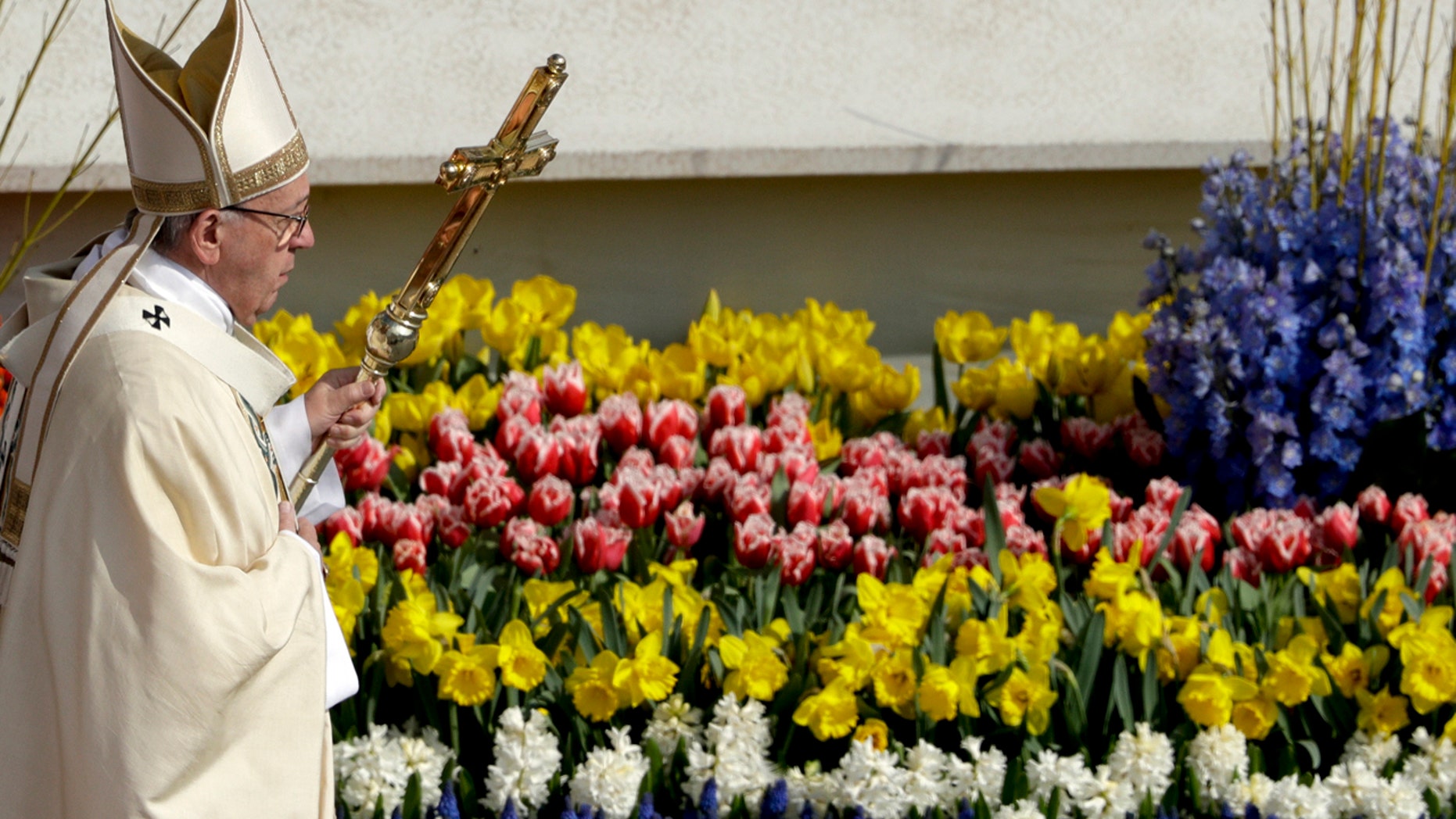 Pope Francis celebrates the Easter Mass, in St. Peter's Square, at the Vatican, Sunday, April 16, 2017. (AP Photo/Andrew Medichini)