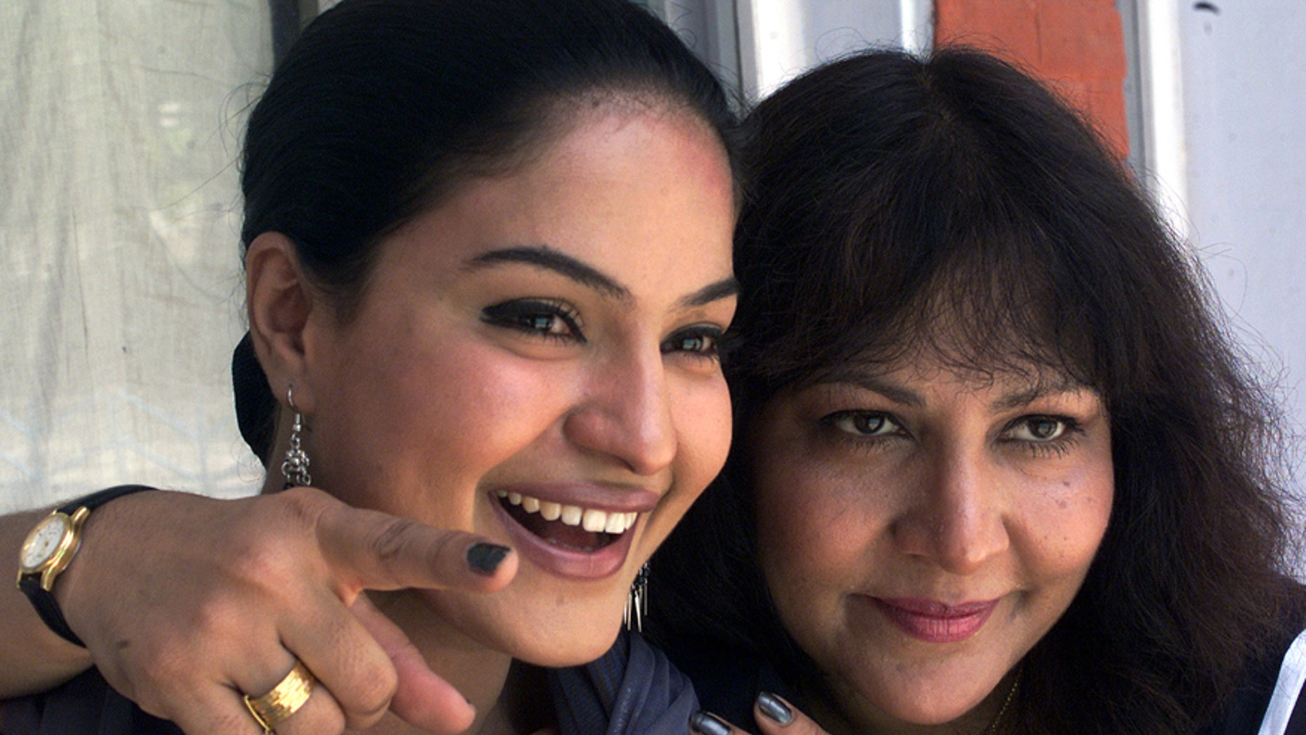 Pakistani actresses Veena Malik (L) and Sheeba Bhatt pose for photographers during a press conference in the North Indian city of Chandigarh May 26, 2004.