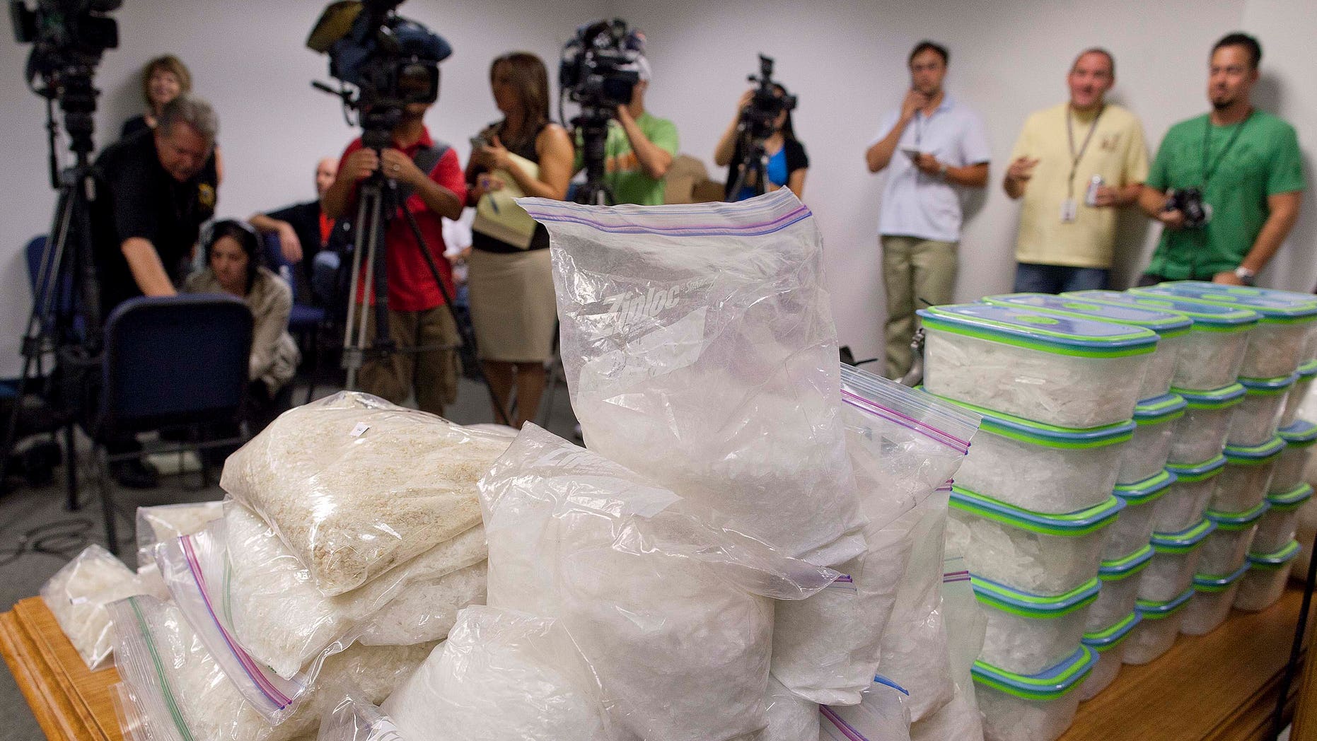 Ocho mexicanos que entraron a Estados Unidos sin autorización legal fueron arrestados en un operativo contra el tráfico de metanfetaminas en Las Vegas, informó la policía el jueves 14 de julio de 2011. (Foto AP/Julie Jacobson)