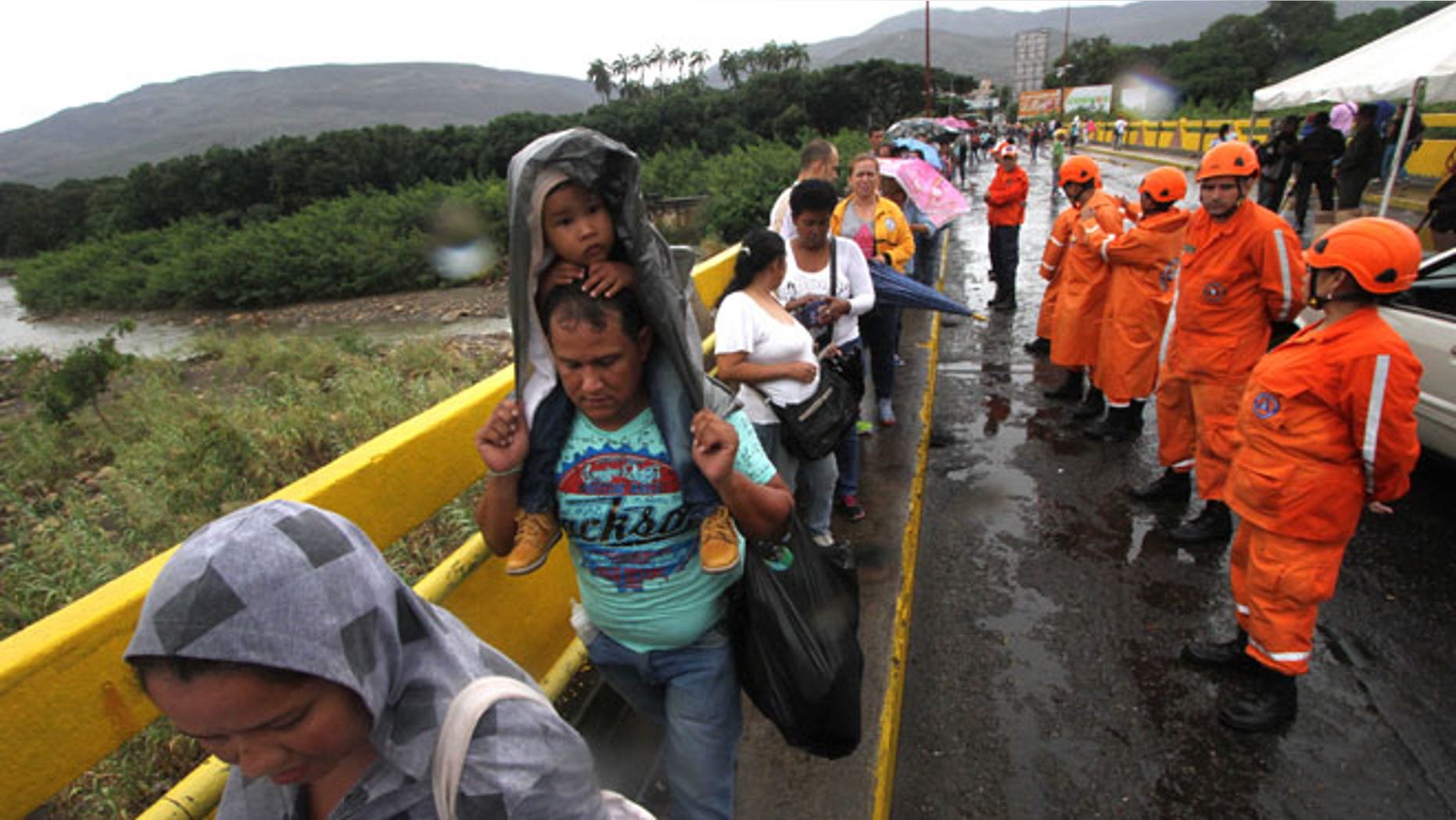 Venezuelans cross the Simon Bolivar bridge linking San Antonio del Tachira, in Venezuela with Cucuta, Colombia in order to buy supplies, on July 16, 2016.Thousands of Venezuelans crossed into the Colombian city of Cucuta to buy food and medicine, taking advantage of another brief opening in the border that's been closed nearly a year. Caracas authorized the temporary opening a week after some 35,000 Venezuelans poured across the border during a 12-hour opening of the pedestrian bridge. / AFP / GEORGE CASTELLANOS (Photo credit should read GEORGE CASTELLANOS/AFP/Getty Images)