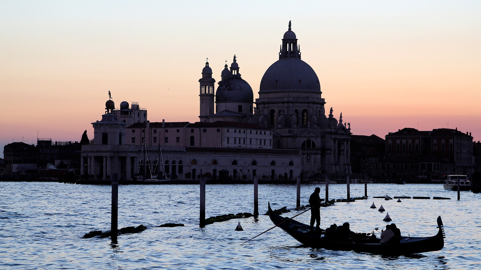 File photo - a gondolier rows a gondola in front of "Punta della Dogana" in the Venetian lagoon Feb. 1, 2015. (REUTERS/Stefano Rellandin)