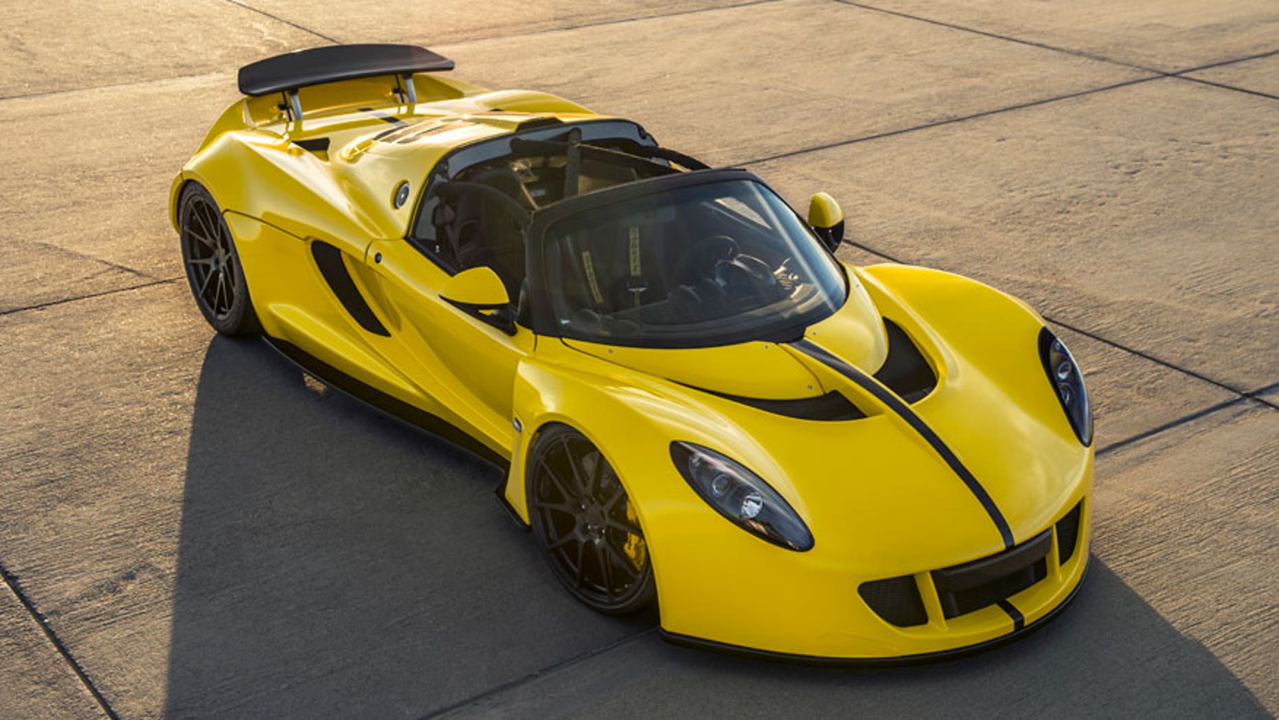 hennessey venom gt spyder claims top down top speed title at 2656 mph