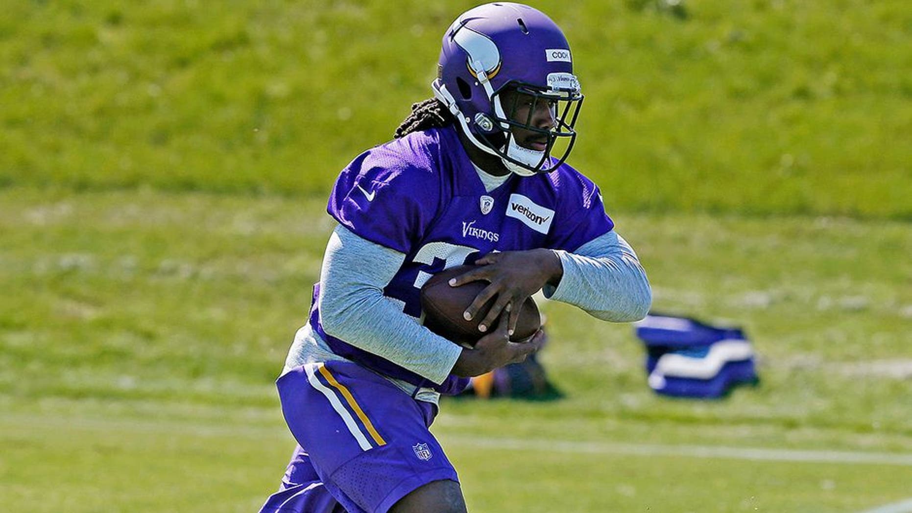 Minnesota Vikings rookie running back Dalvin Cook, right, takes a handoff from quarterback Wes Lunt during the NFL football team's rookies minicamp Friday, May 5, 2017, in Eden Prairie, Minn. (AP Photo/Jim Mone)