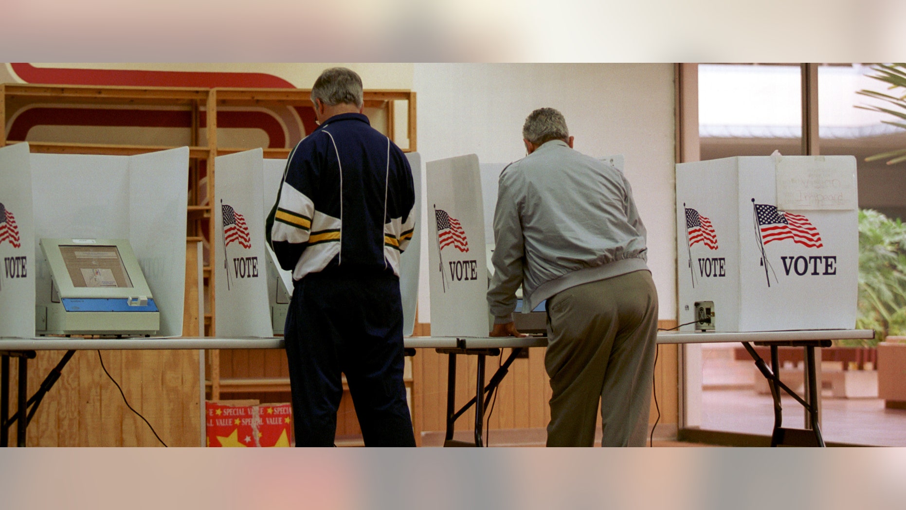 Residents of El Paso, Texas cast their ballot for president of the United States in early voting, October 23, 2000. (Photo by Joe Raedle/Newsmakers)