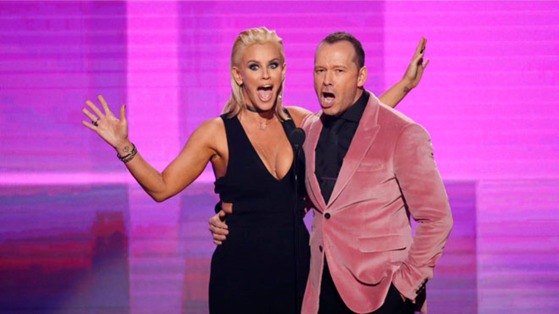 Donnie Wahlberg (pictured with wife Jenny McCarthy) left a $2K tip at a Waffle House in North Carolina.