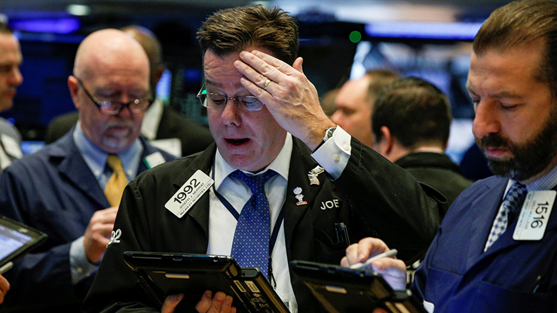 Traders work on the floor of the New York Stock Exchange, (NYSE) in New York, U.S., February 5, 2018. REUTERS/Brendan McDermid - RC155D3C8D70