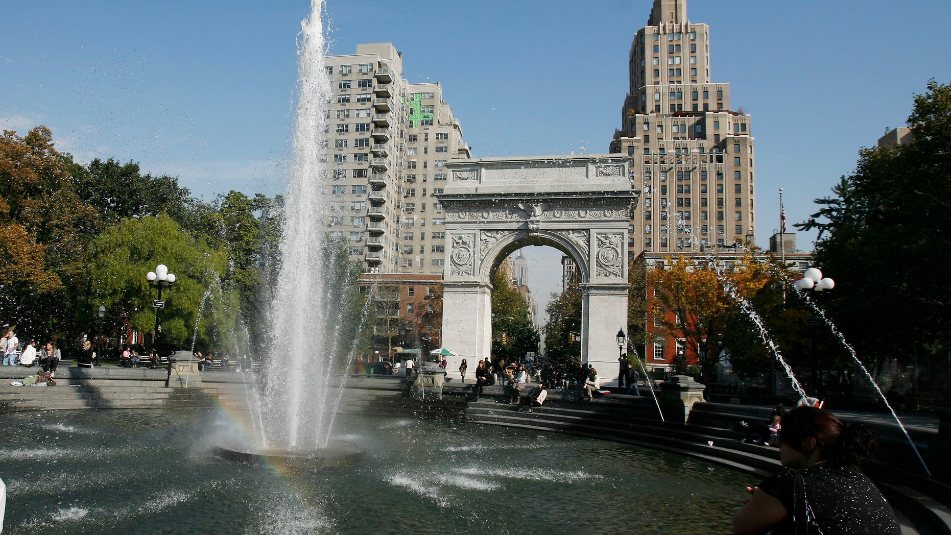 A man reads a book in Washington Square Park at New York University in New York, October 21, 2009. REUTERS/Shannon Stapleton (UNITED STATES EDUCATION SOCIETY) - RTXPV71