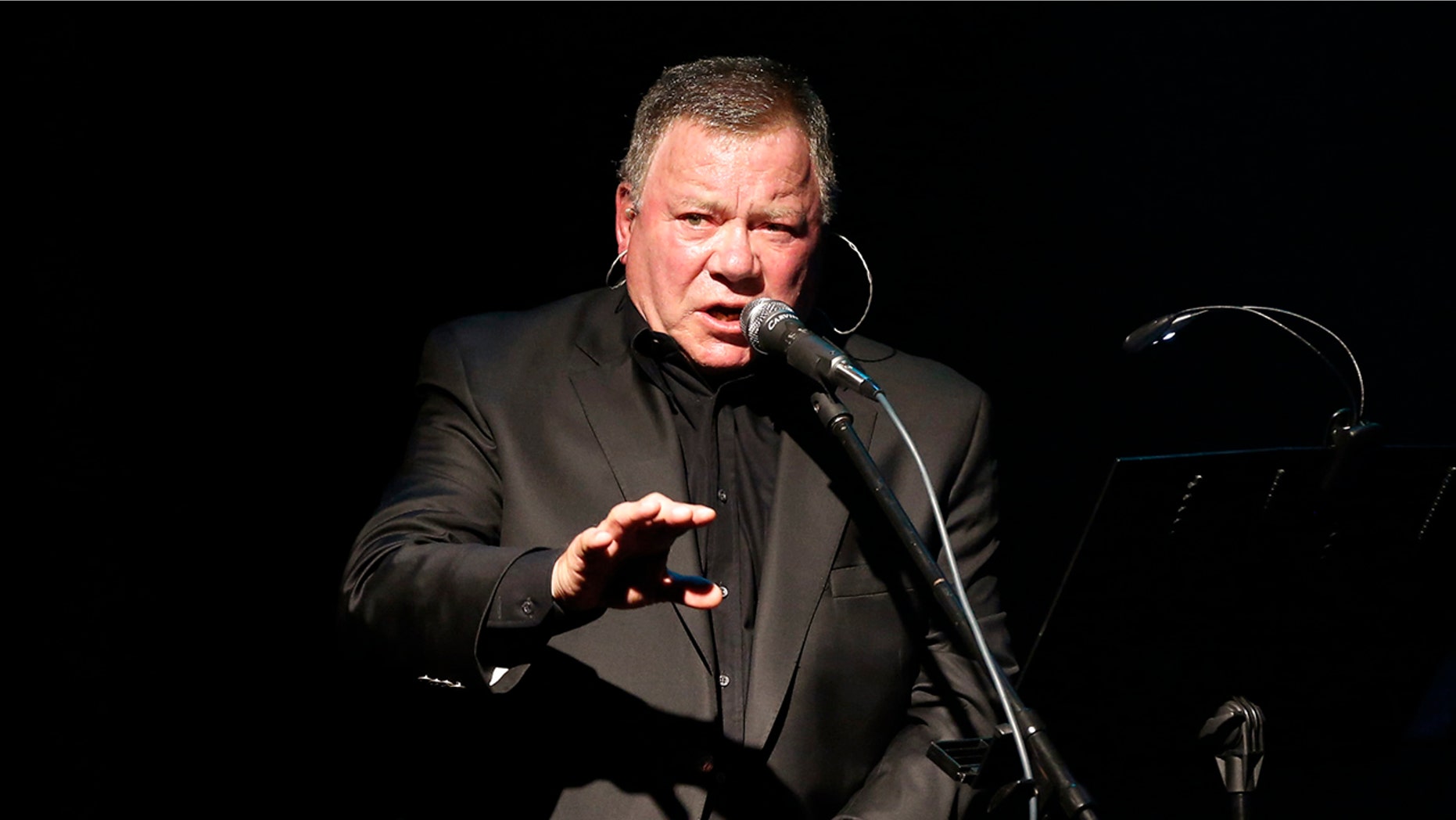 Actor William Shatner performs at The Canyon Club in Agoura, California October 24, 2013. REUTERS/Mario Anzuoni (UNITED STATES - Tags: ENTERTAINMENT) - RTX14NG8
