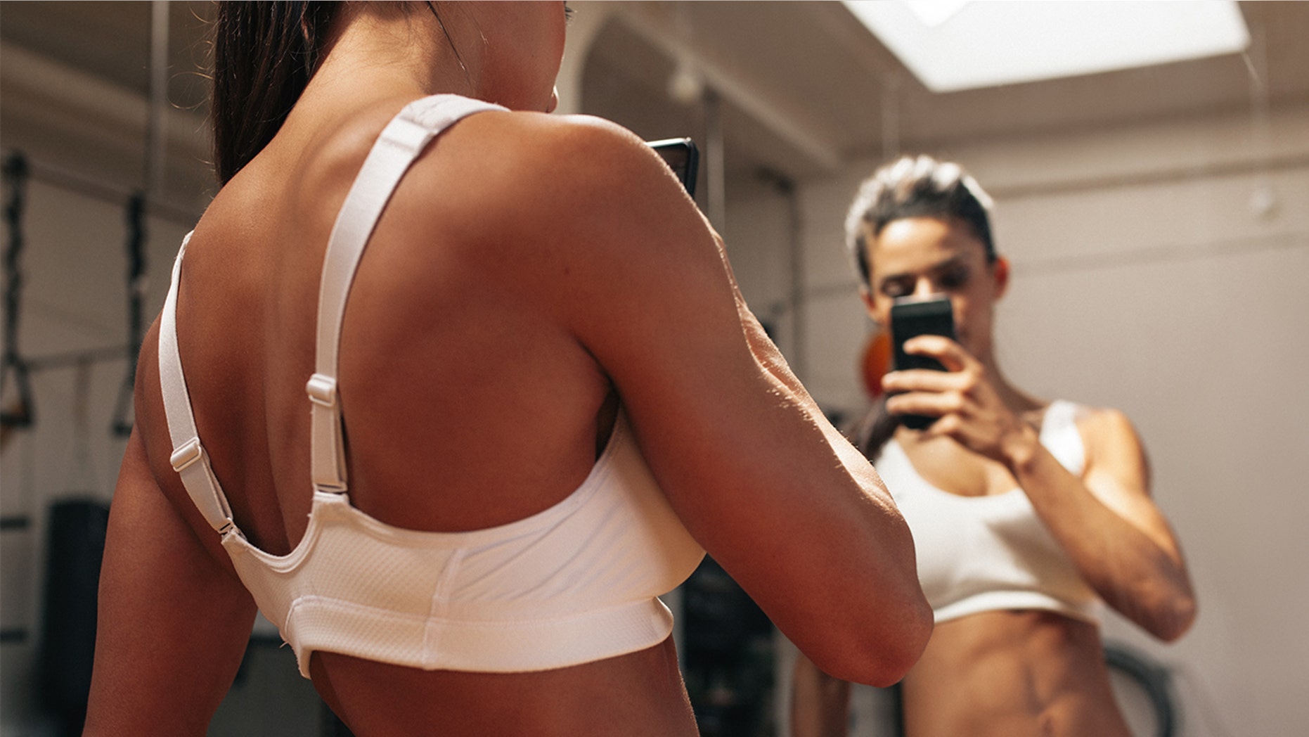 A fitness blogger shared a series of powerful images to show that posture and posing is everything