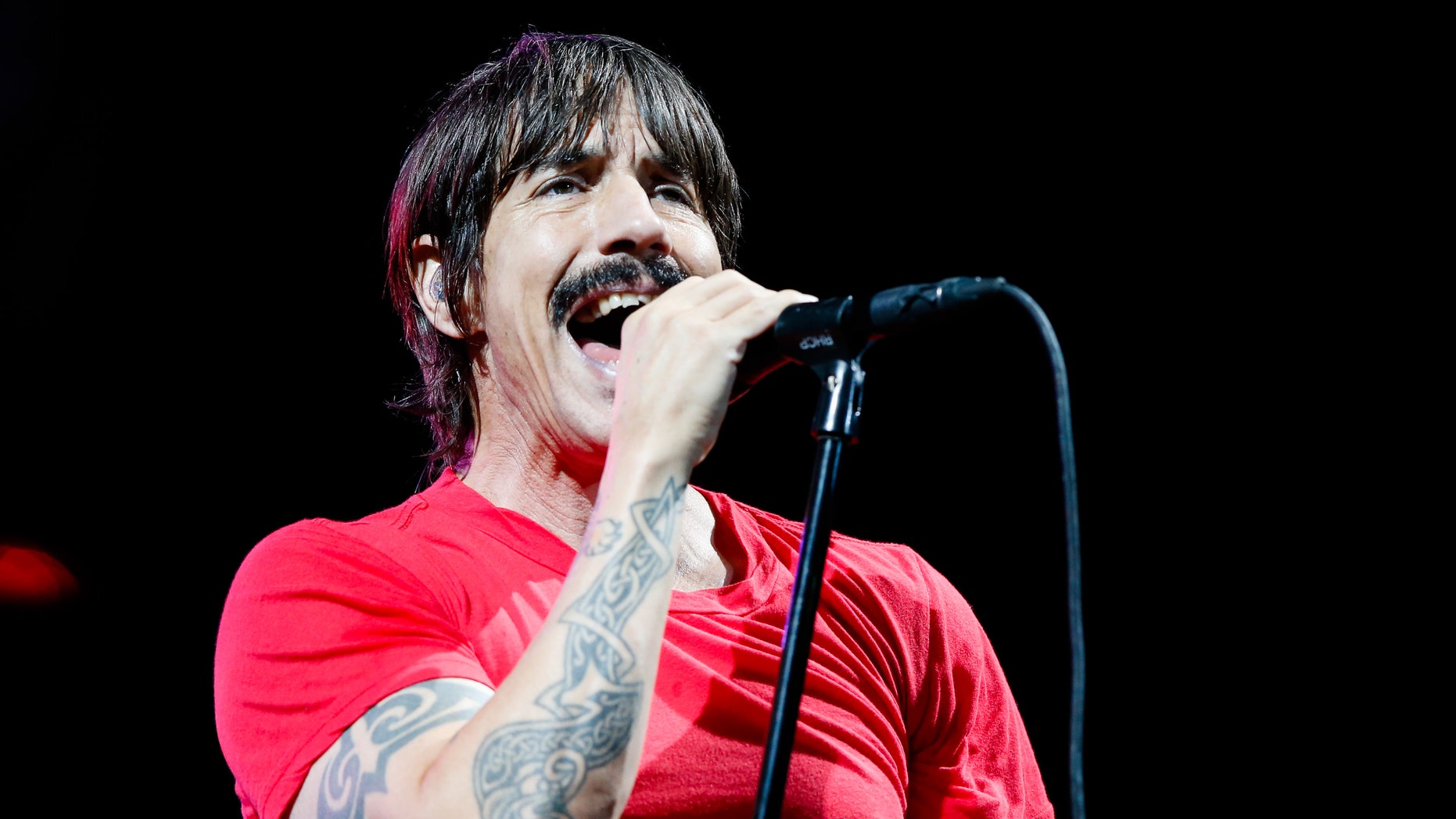 Red Hot Chili Peppers Anthony Kiedis Escorted Out Of Lakers Game For 5190