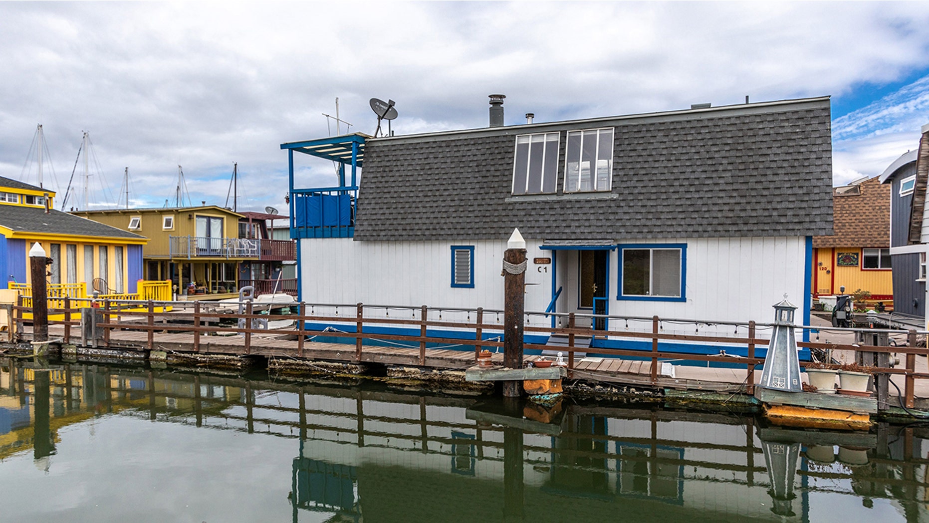 A houseboat in Alameda, Calif. with ties to Tom Hanks hit the market.