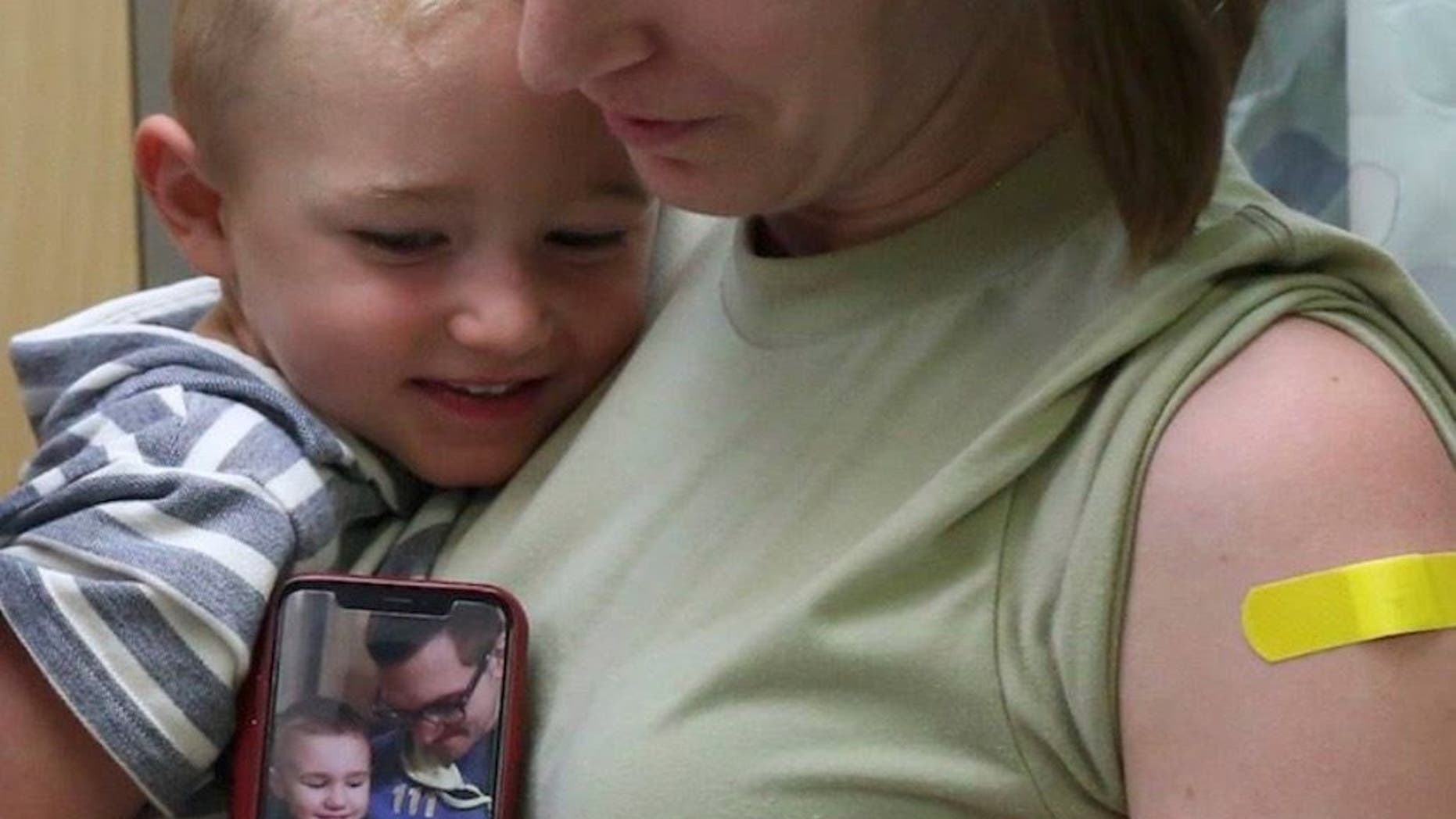 Laura Sidari, photographiée avec son fils et une photo de son mari avec Leon, peu de temps après la naissance de leur deuxième enfant, partage la campagne #FluShotsforLeon après la mort du garçon, l'année dernière, des suites du virus.