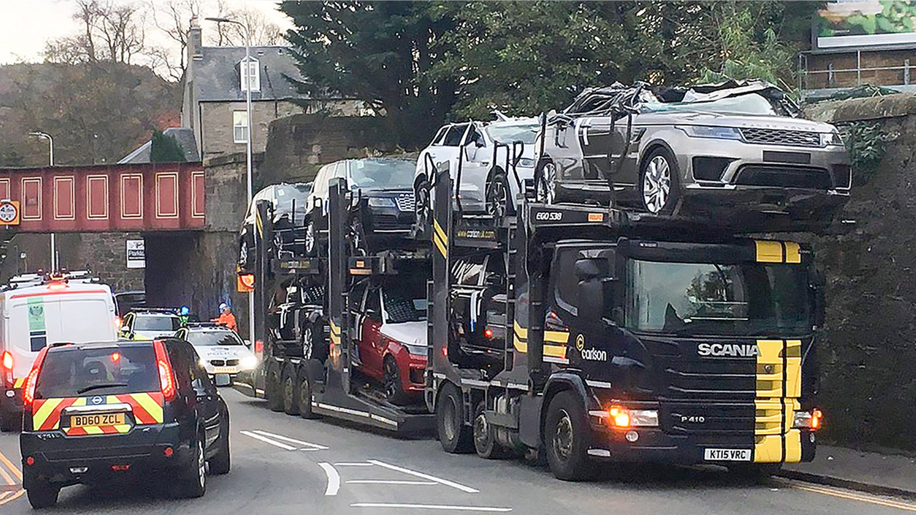 Range Rover Evoque Convertible >> $350,000 worth of SUVs on transport truck smashed by low ... Range Rover Evoque Convertible >> $350,000 worth of SUVs on transport truck smashed by low ...