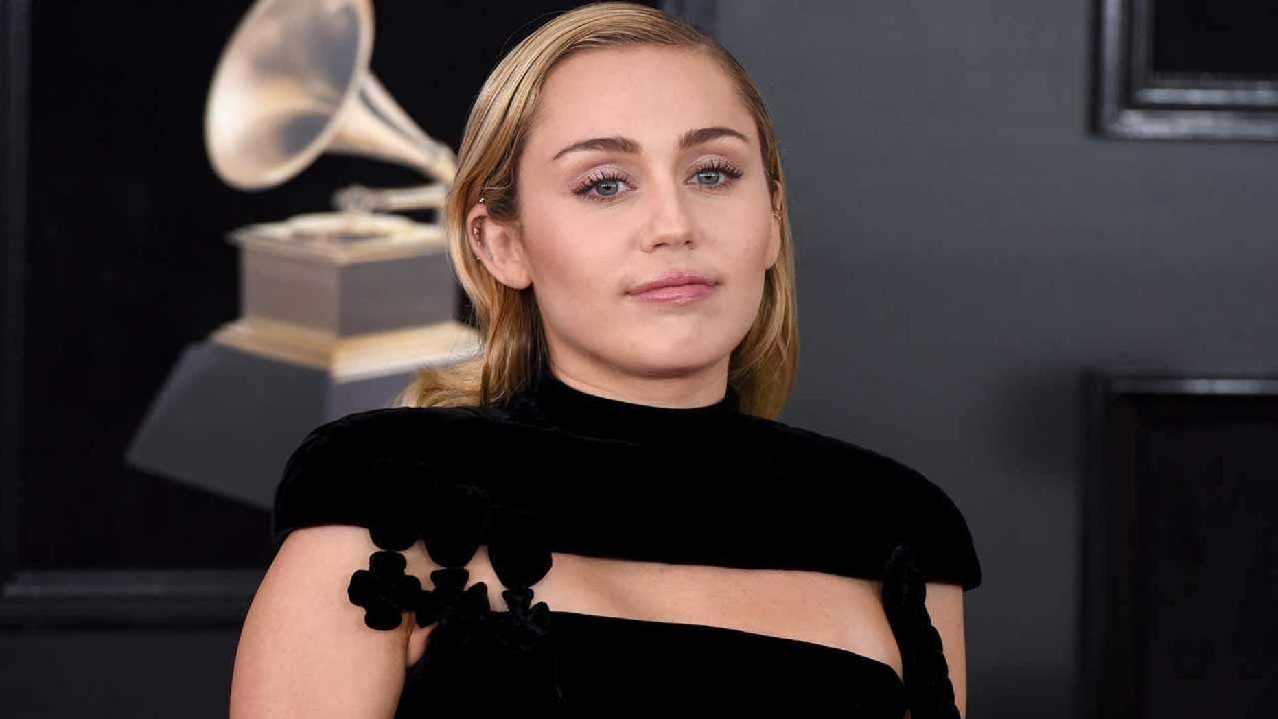 Miley Cyrus is getting ready to release new music. According to the Twitter account of the singer Monday, it seems that the broken heart will be the theme of his next song.