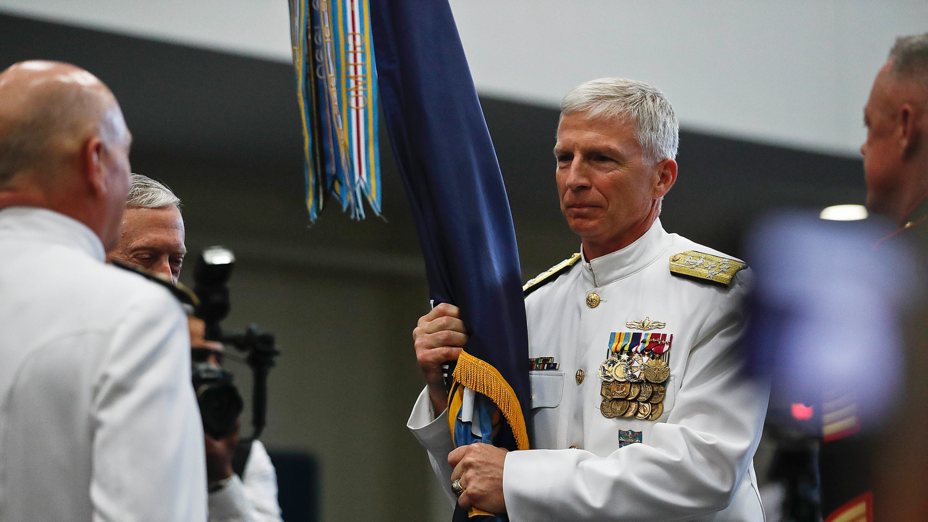 Admiral Craig Faller, in the center, takes command of Admiral Kurt Tidd, left, at a change of command ceremony at US Southern Command Headquarters on Monday, November 26, 2018, in Doral, Florida . (AP Photo / Brynn Anderson)
