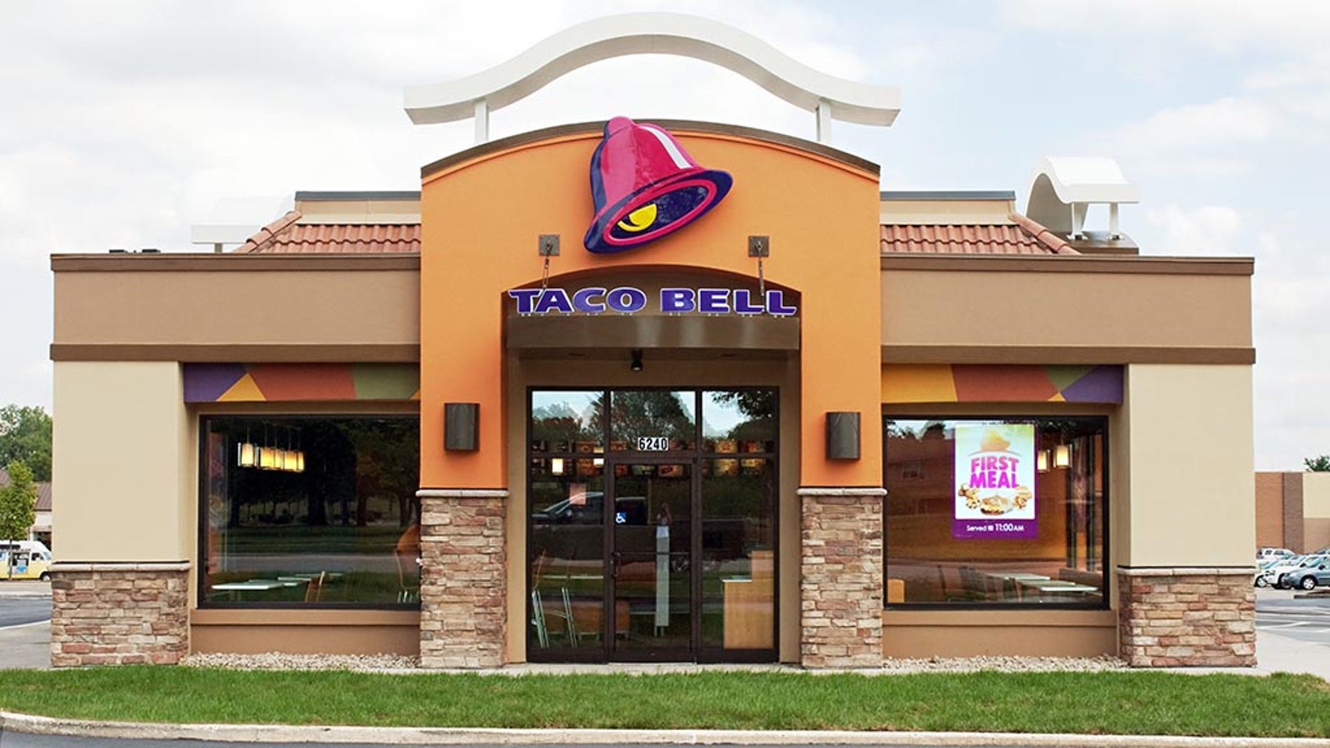 New York Taco Bell Employee Credited With Saving Choking Womans Life 