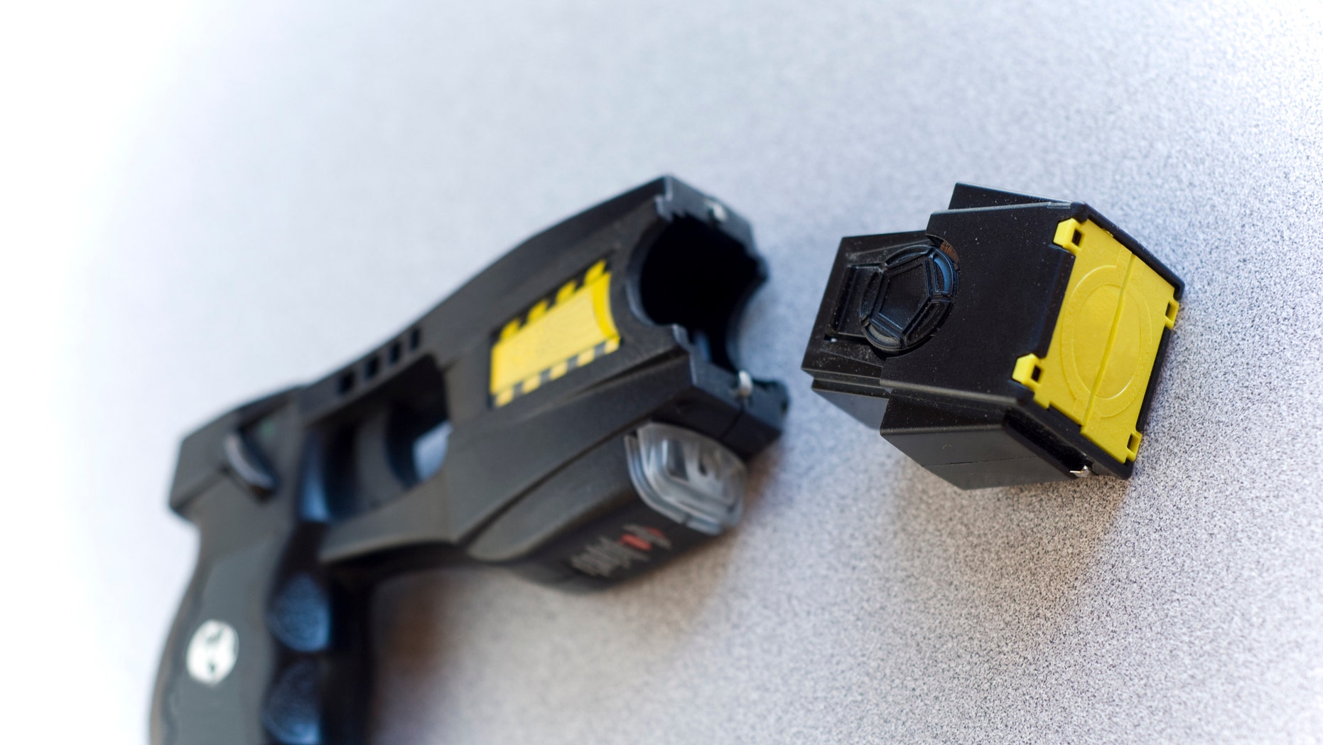 Illinois cops give public chance to get tasered for free at training event