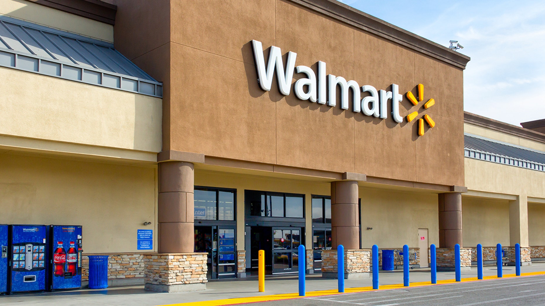 Walmart bans woman who rode cart while drinking wine from Pringles can