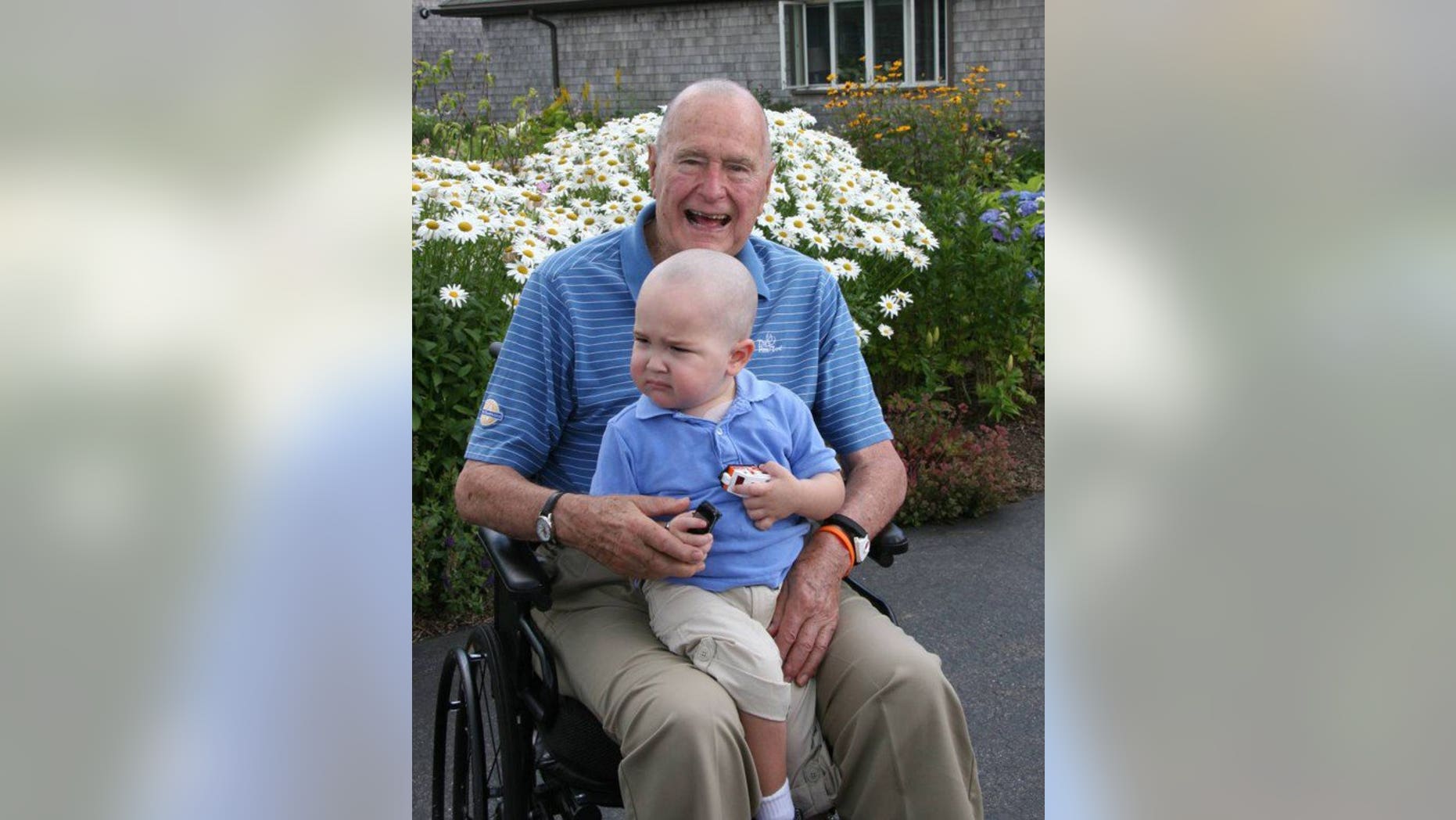 George H W Bush Once Shaved Head To Support Secret Service Agent S Sick Son In Classic 41