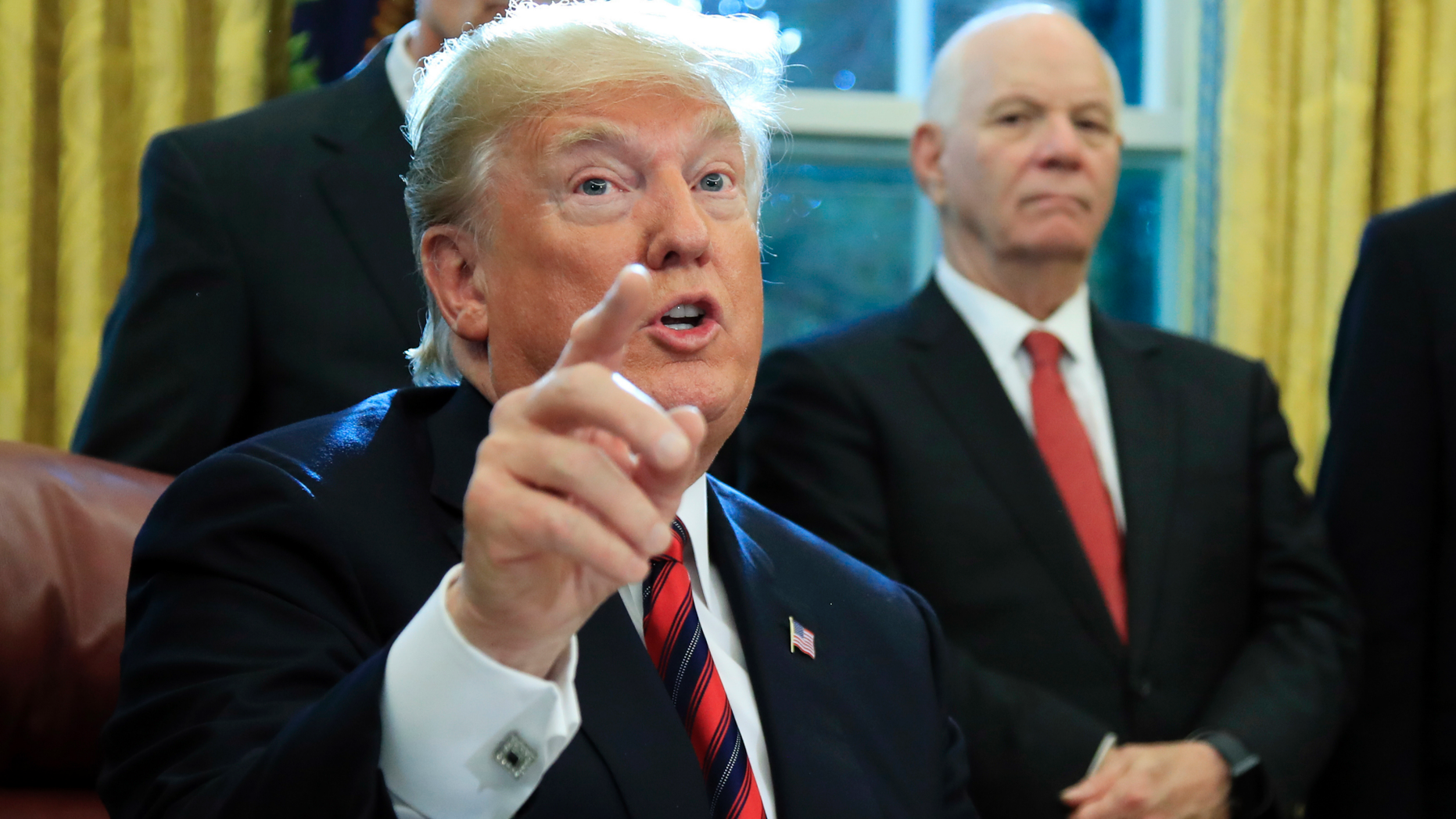 ARCHIVO - En esta foto del 23 de octubre de 2018, el presidente Donald Trump habla después de una ceremonia firmando el