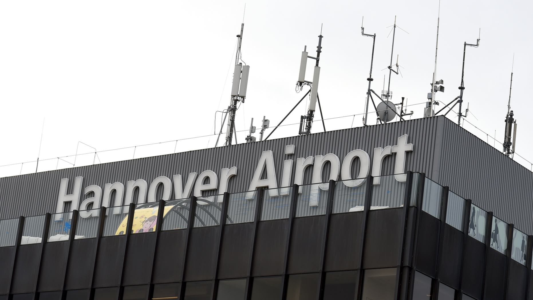 Germany: Drugged car driver tries to follow plane at airport