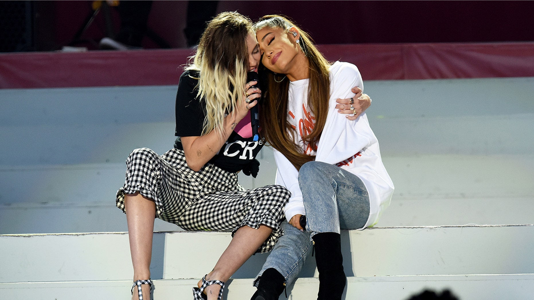 Miley Cyrus stretched after the separation of the singer from Pete Davidson to Ariana Grande.