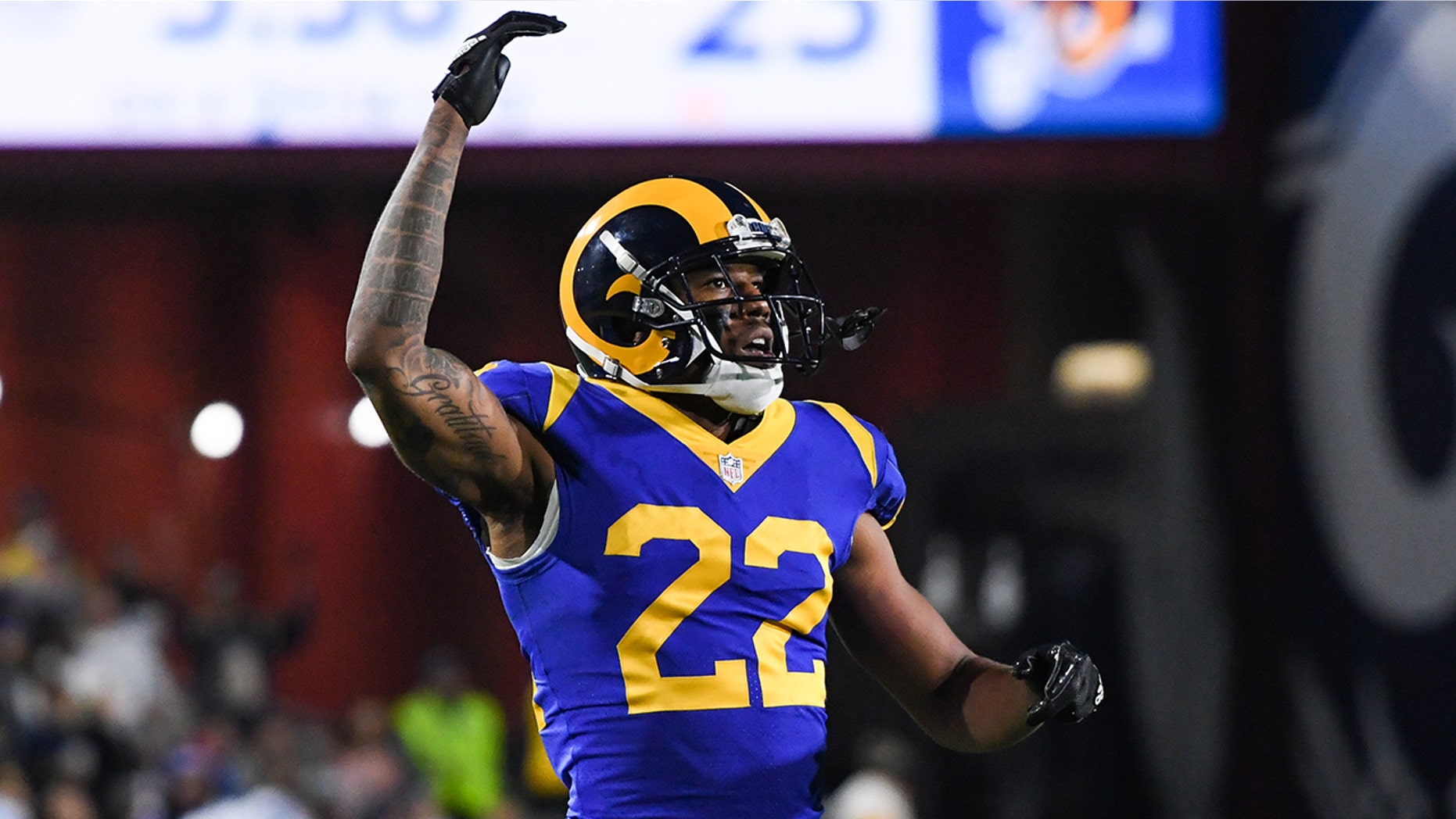 Los Angeles Rams' Marcus Peters confronts fan during game | Fox News