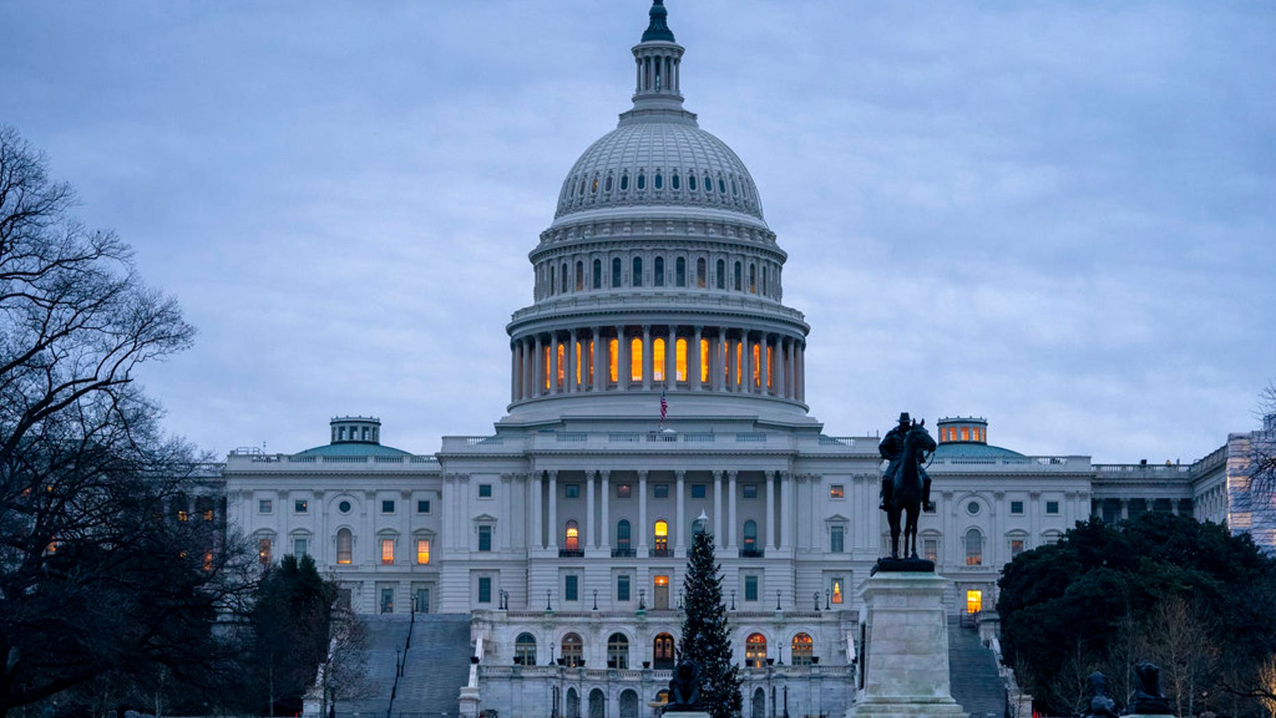 The Capitol is seen on Thursday, December 20, 2018, in Washington early morning in the gray sky. The Senate has passed a law that seeks to temporarily finance the government's last night's call for money for a border wall with Mexico. It is expected that the house will vote before the deadline on Friday, when funding for part of the government expires. Without resolution, more than 800,000 state workers would have to go on holiday or work without pay, disrupting government operations a few days before Christmas. (AP Photo / J. Scott Applewhite)