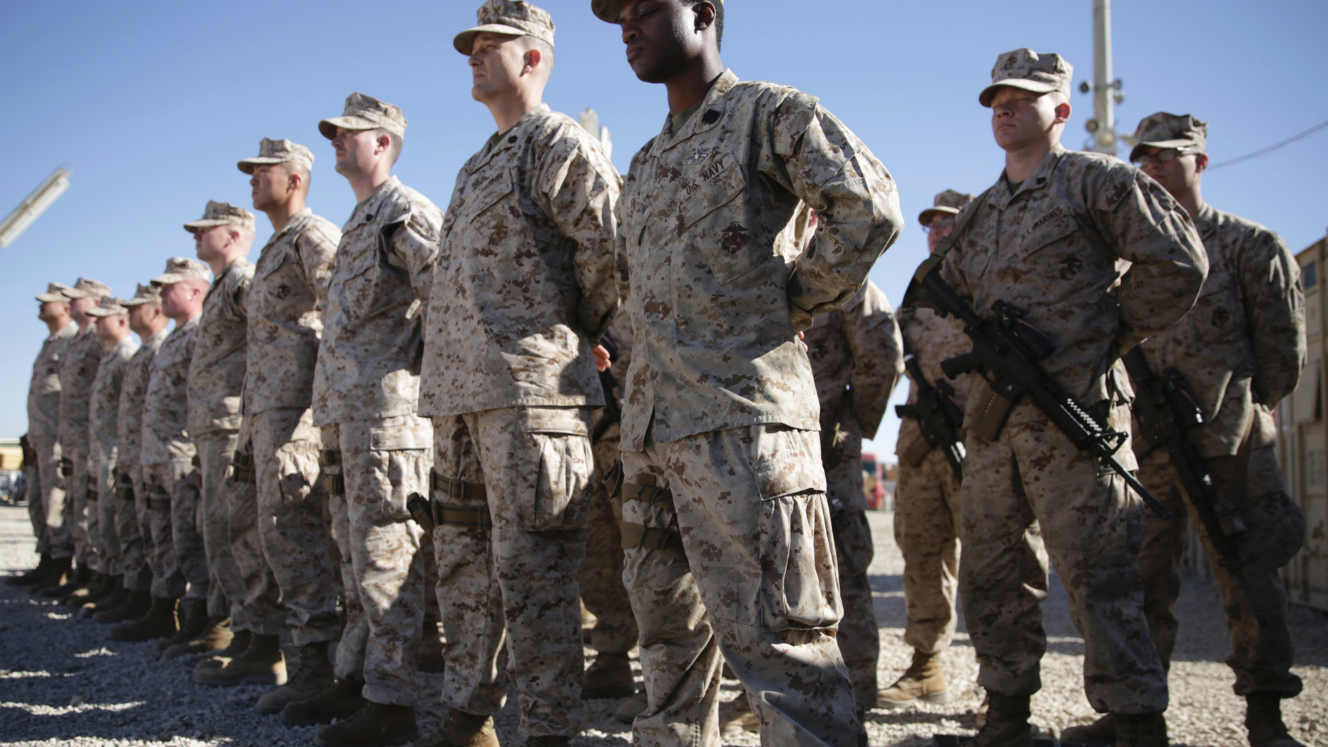 ARCHIVO - En esta foto de archivo del 15 de enero de 2018, los marines de los EE. UU. Campo militar en el campamento militar Shorab de la provincia de Helmand, Afganistán. El Pentágono está desarrollando planes para retirar hasta la mitad de las 14,000 tropas estadounidenses que prestan servicio en Afganistán, dijeron funcionarios estadounidenses el jueves 20 de diciembre de 2018, lo que marca un cambio brusco en la política de la administración de Trump dirigida a obligar a los talibanes a la mesa de paz después de más. de 17 años de guerra. (AP Photo / Massoud Hossaini, archivo)
