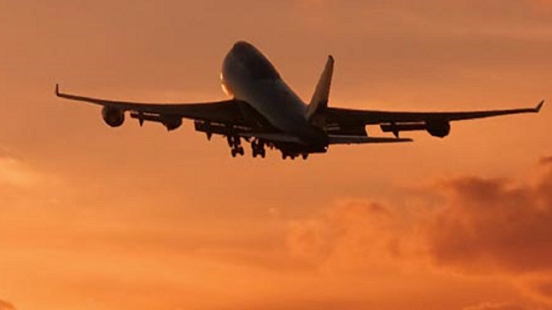 Dad flew with flight attendant daughter to keep her company