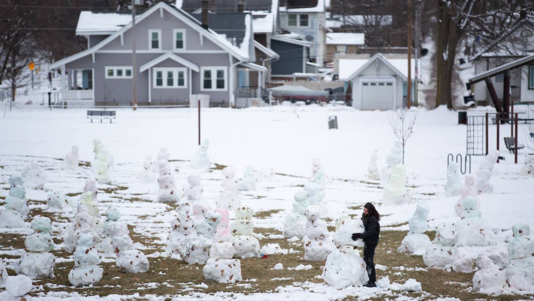 Nebraska college student builds 84 snowmen in one night