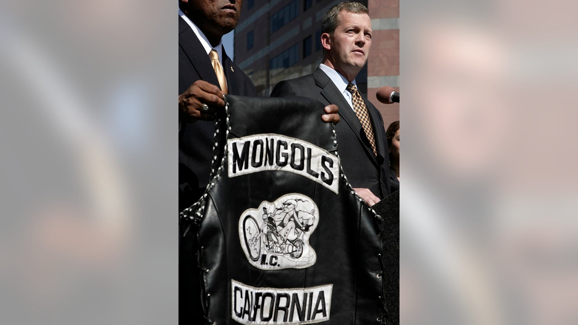 US Attorney Thomas P. O & # 39; Brien, right, during a press conference in Los Angeles talks about the arrest of several gang members of Mongolian motorcyclists in six states as a gilet with the logo Mongols. (Associated Press)