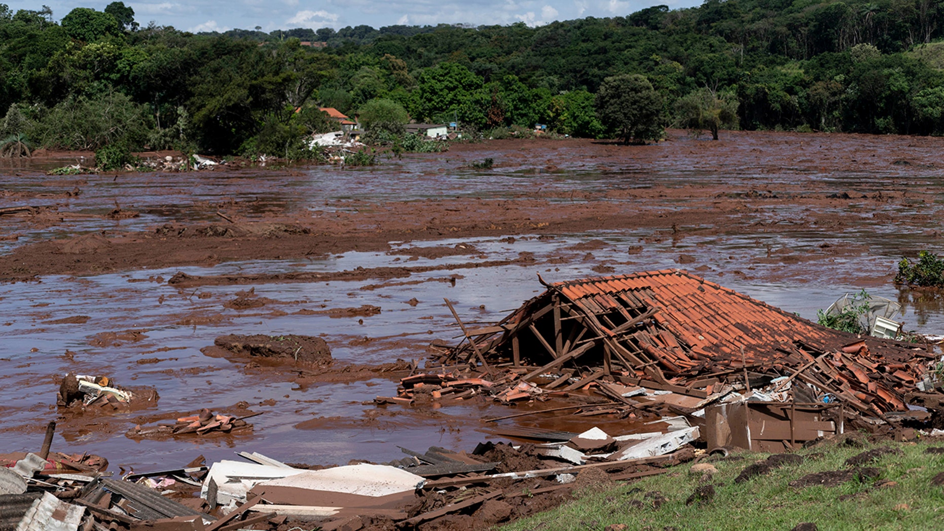 Vale dam collapses in southeastern Brazil, up to 200 missing