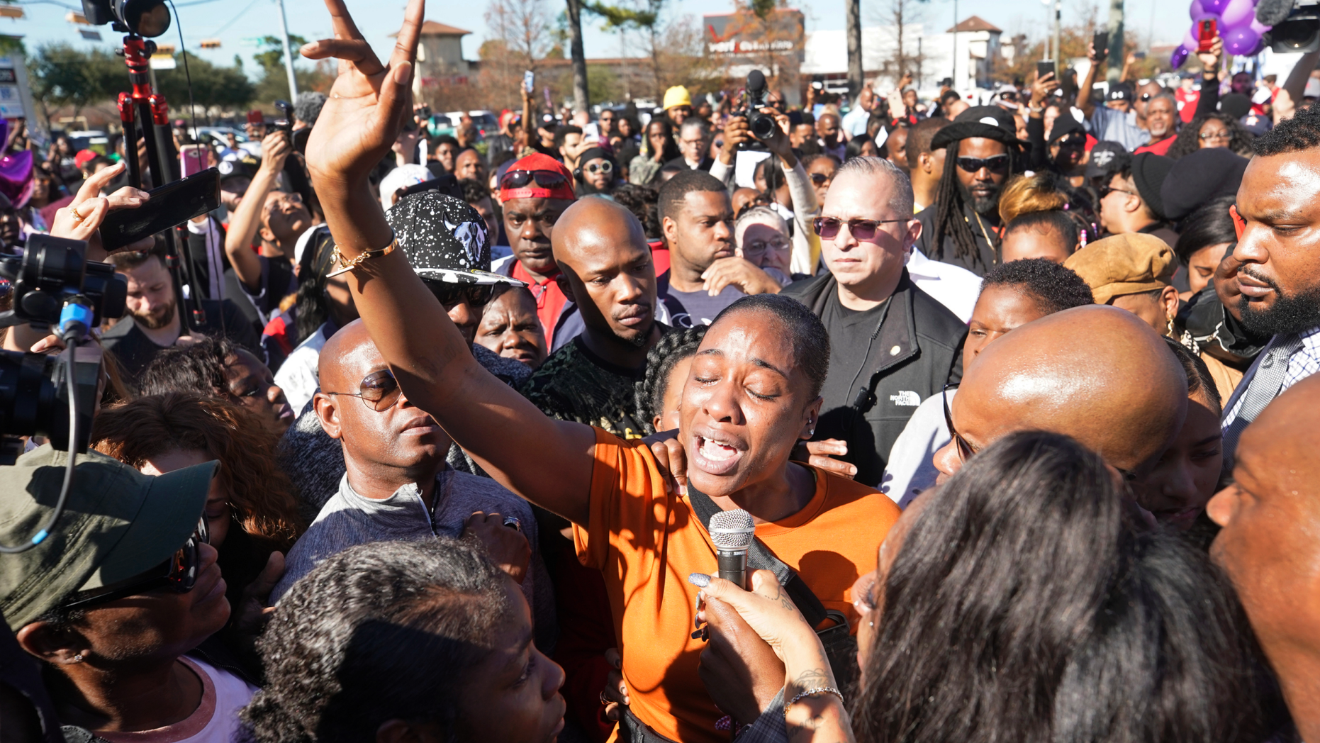 The mother of seven-year-old daughter Jasmine Barnes, Lapornsh Washington, who died on Sunday, talks with crowds in Woolmart community rally on Saturday, January 5, 2019 in Houston. Jasmine died on Sunday while riding a car with her mother and three sisters. (Houston Chronicle by Melissa Philippe / AP)