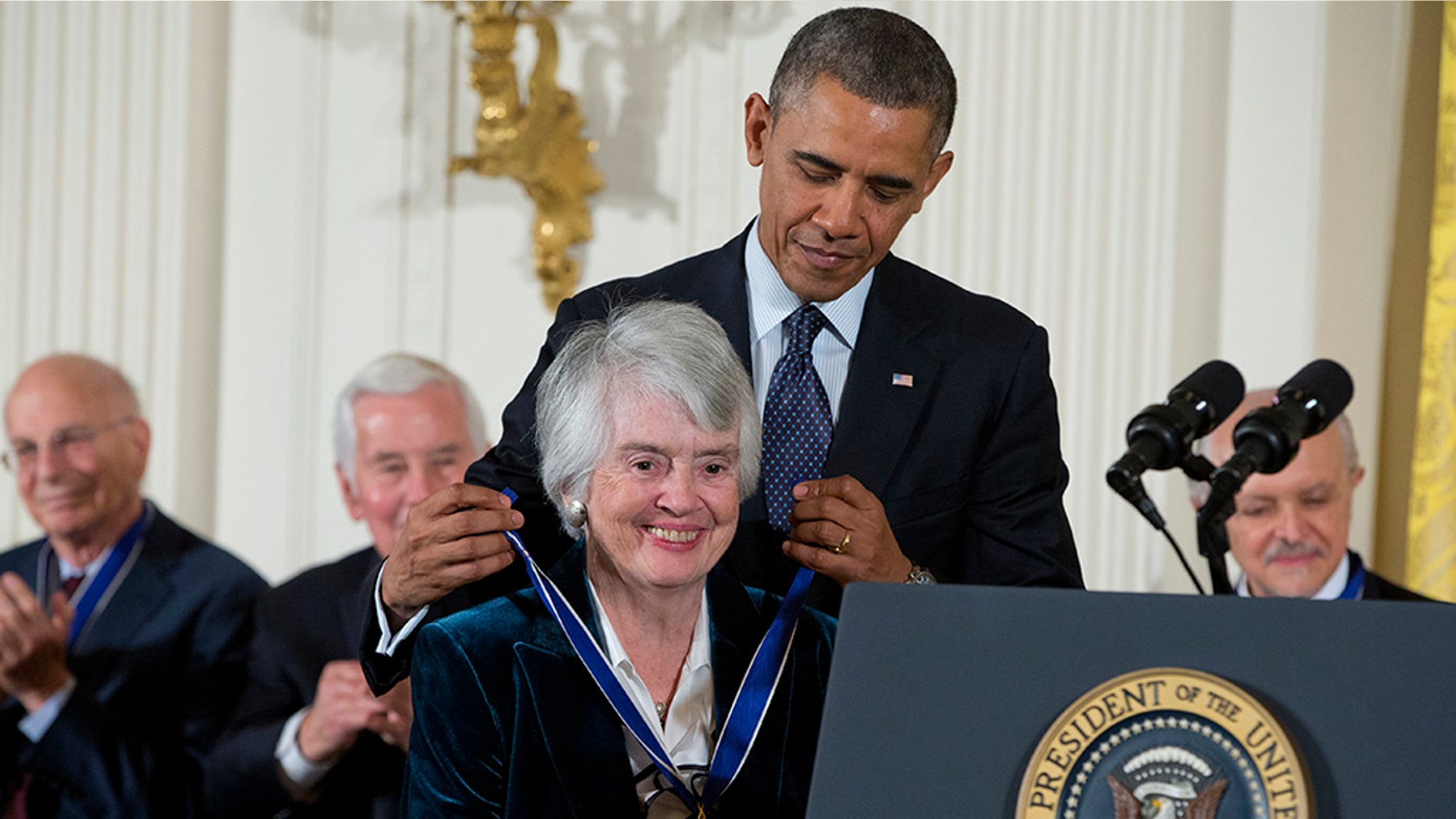 La jueza Patricia Wald murió de cáncer de páncreas a la edad de 90 años. Aquí se la ve aquí recibiendo la Medalla Presidencial de la Libertad del Presidente Barack Obama en 2013