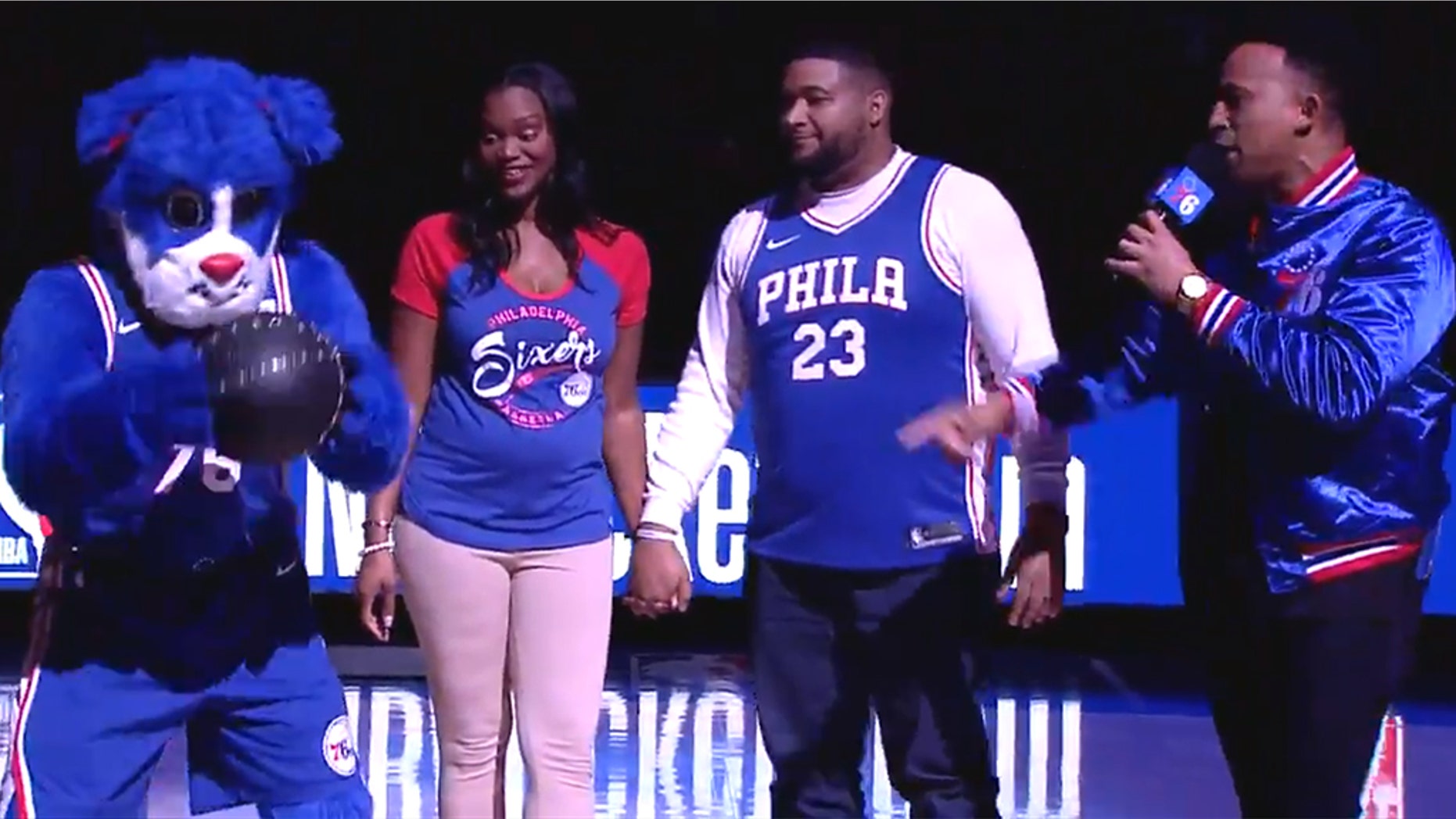 An expecting couple got a bit of help unveiling the gender of their baby from the Philadelphia 76ers.
