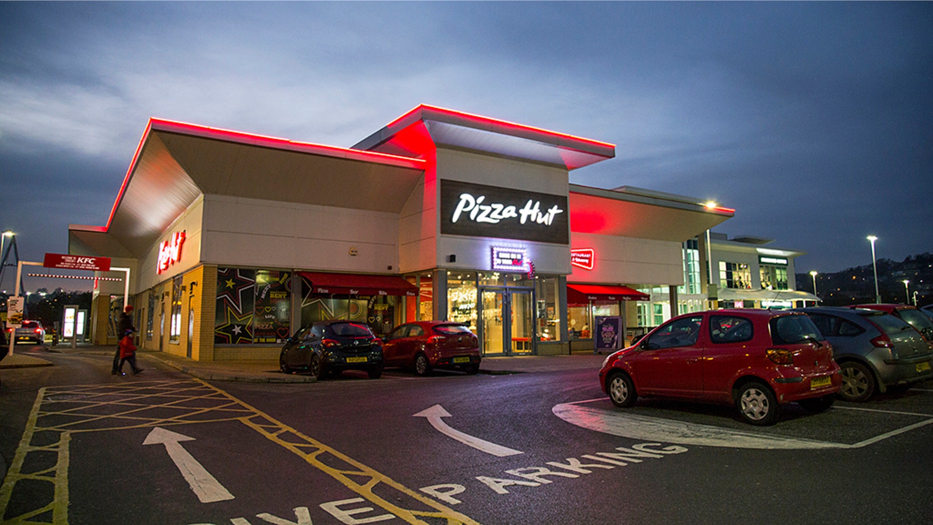 Pizza Hut on Monday announced the latest expansion of its effort to deliver customers a classic combo – pizza and beer.