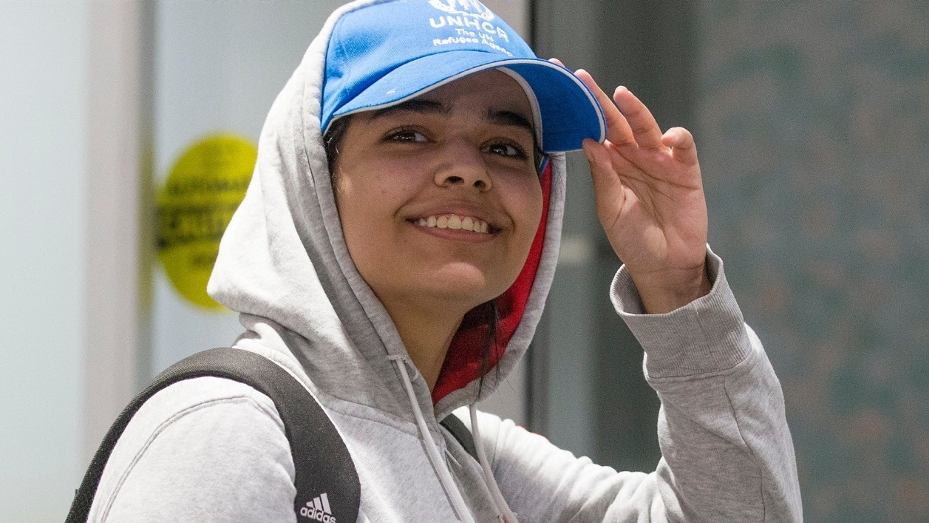 Rahaf Mohammed Alqunun, de 18 años, fue visto sonriendo mientras salía por una puerta en el aeropuerto de Toronto después de una semana dramática en la que vio su vuelo. su familia mientras visitaba Kuwait y luego se dirigía a Bangkok, Tailandia.