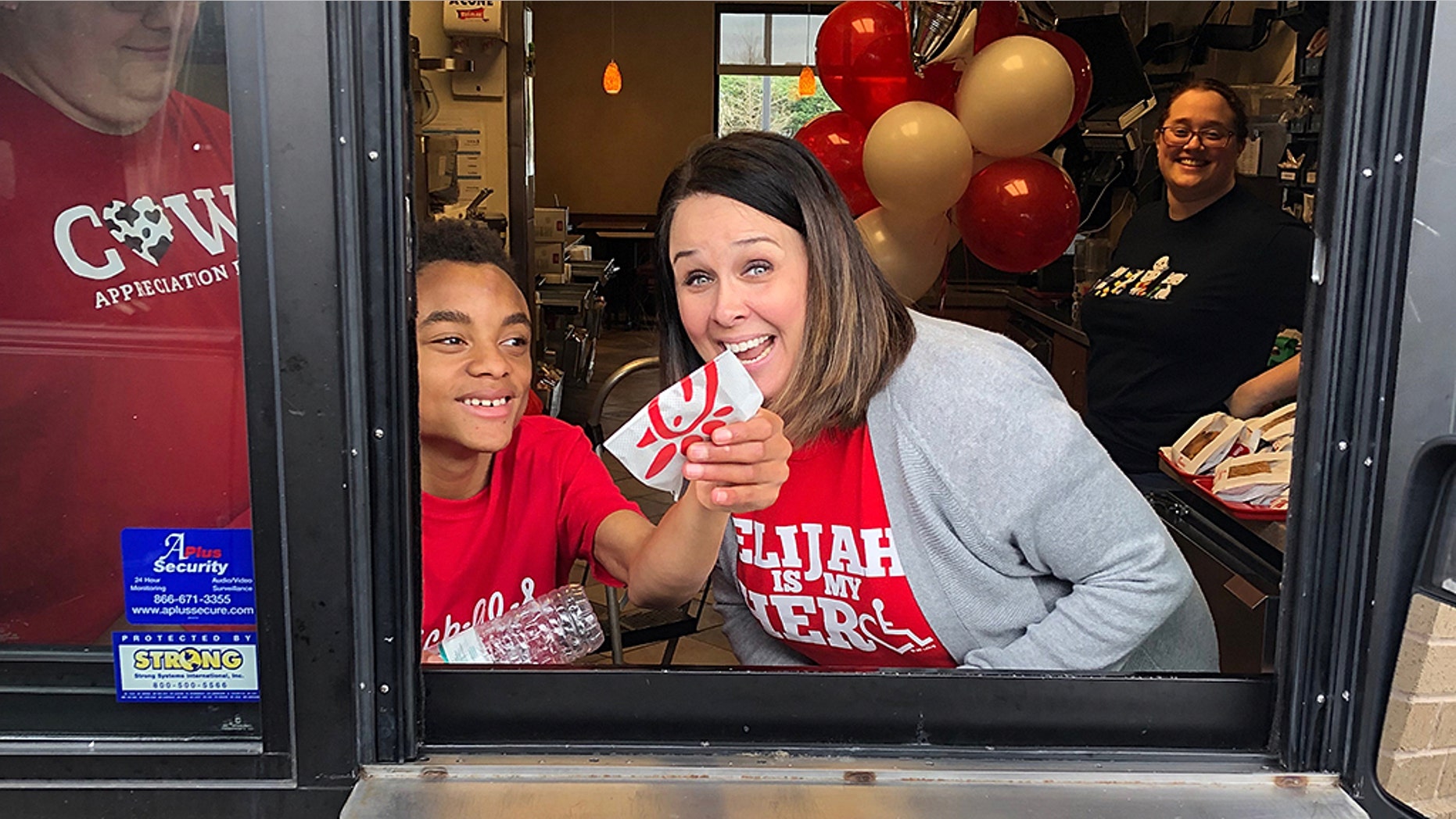 A Chick-fil-A in Alabama opened its doors Sunday for a little boy celebrating his birthday. <br>